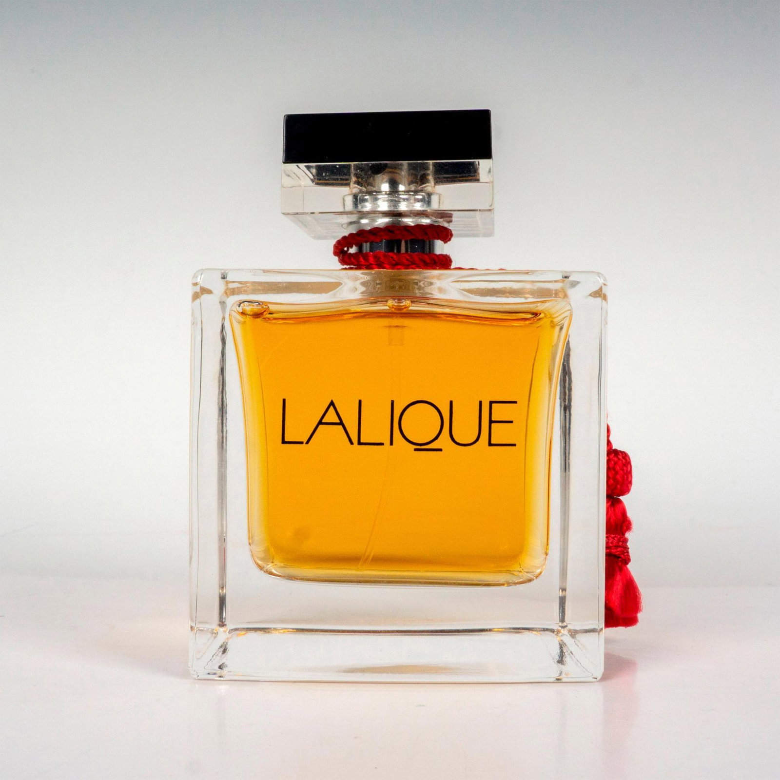 Lalique Crystal Perfume, Le Parfum: A soft and delicate fragrance for women. The top notes are West Indian bay, bergamot, and pink pepper. The heart notes are jasmine, heliotrope, and almond. Lalique factory label Issued: c. 2005 Dimens