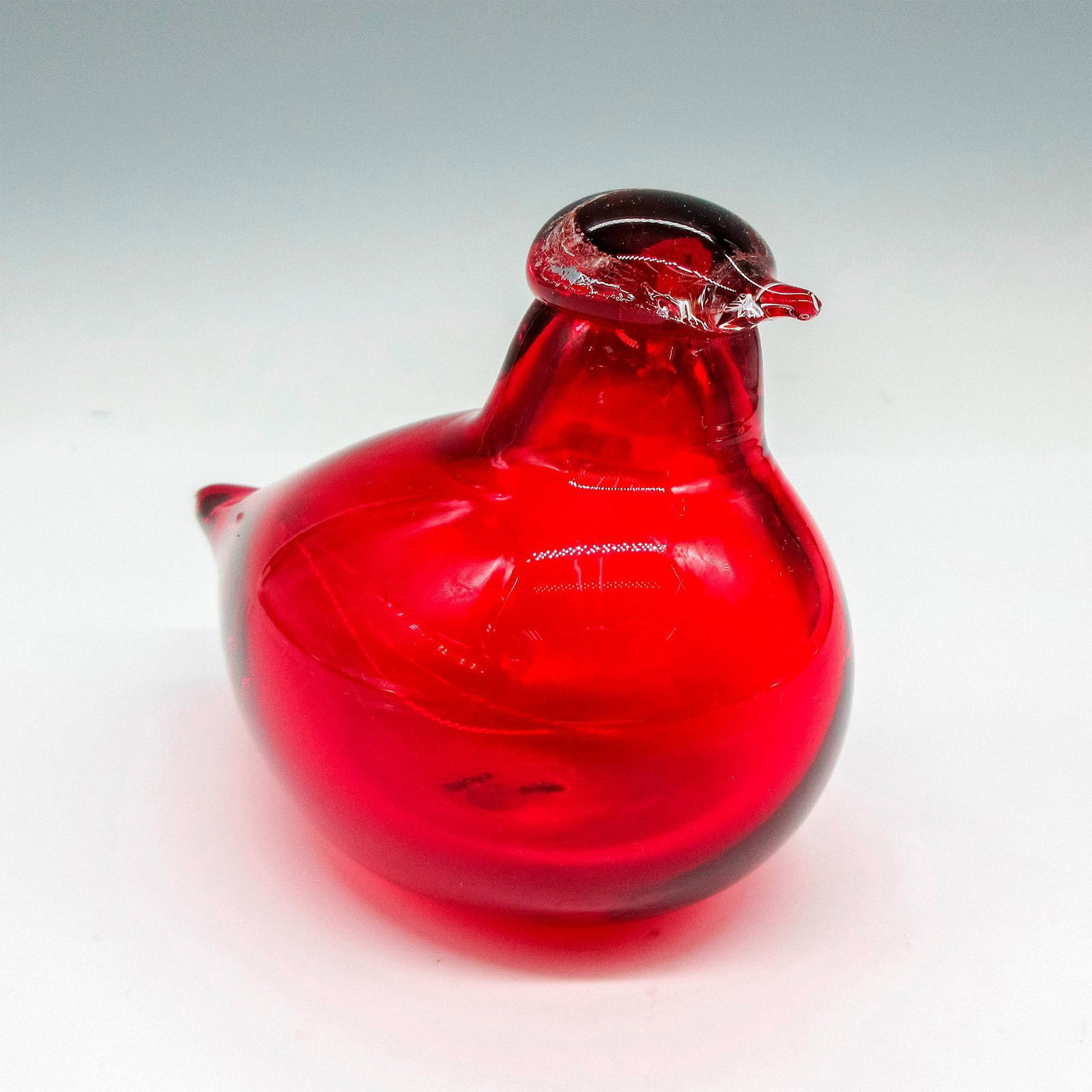 iittala Oiva Toikka Art Glass Figurine, Little Tern-Tirri: Cranberry clear glass throughout figural. Artist signed Oiva Toikka. iittala sticker. Artist: Oiva Toikka Issued: 20th century Dimensions: 4.25"L x 2.25"W x 3"H Manufacturer: iittala Country of Origi