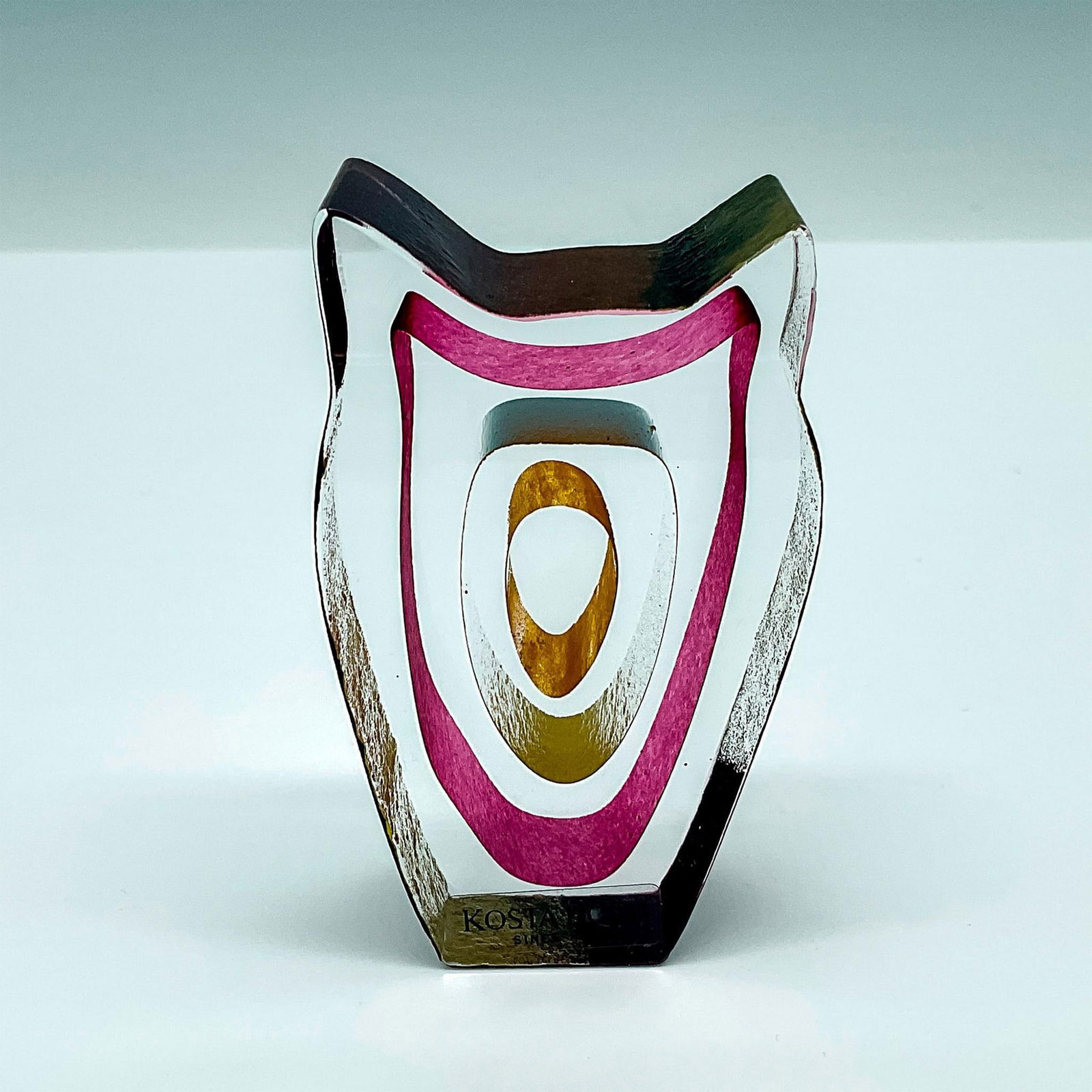 Kosta Boda Mini-Sculpture Owl by Bertil Vallien: Renowned designer Bertil Vallien has created numerous classics for Swedish glassworks and his celebrated Mini sculptures series. This owl is crafted from clear glass with colored layers called Night E