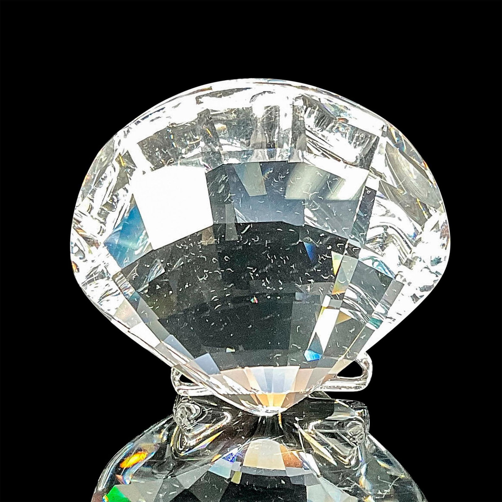 Swarovski Crystal Figurine, SCS Scallop: This well-crafted clear crystal faceted figurine sparkles with brilliance and showcases the beautiful simplicity and of a sea scallop. For members joining or renewing their membership in 2006, this cl