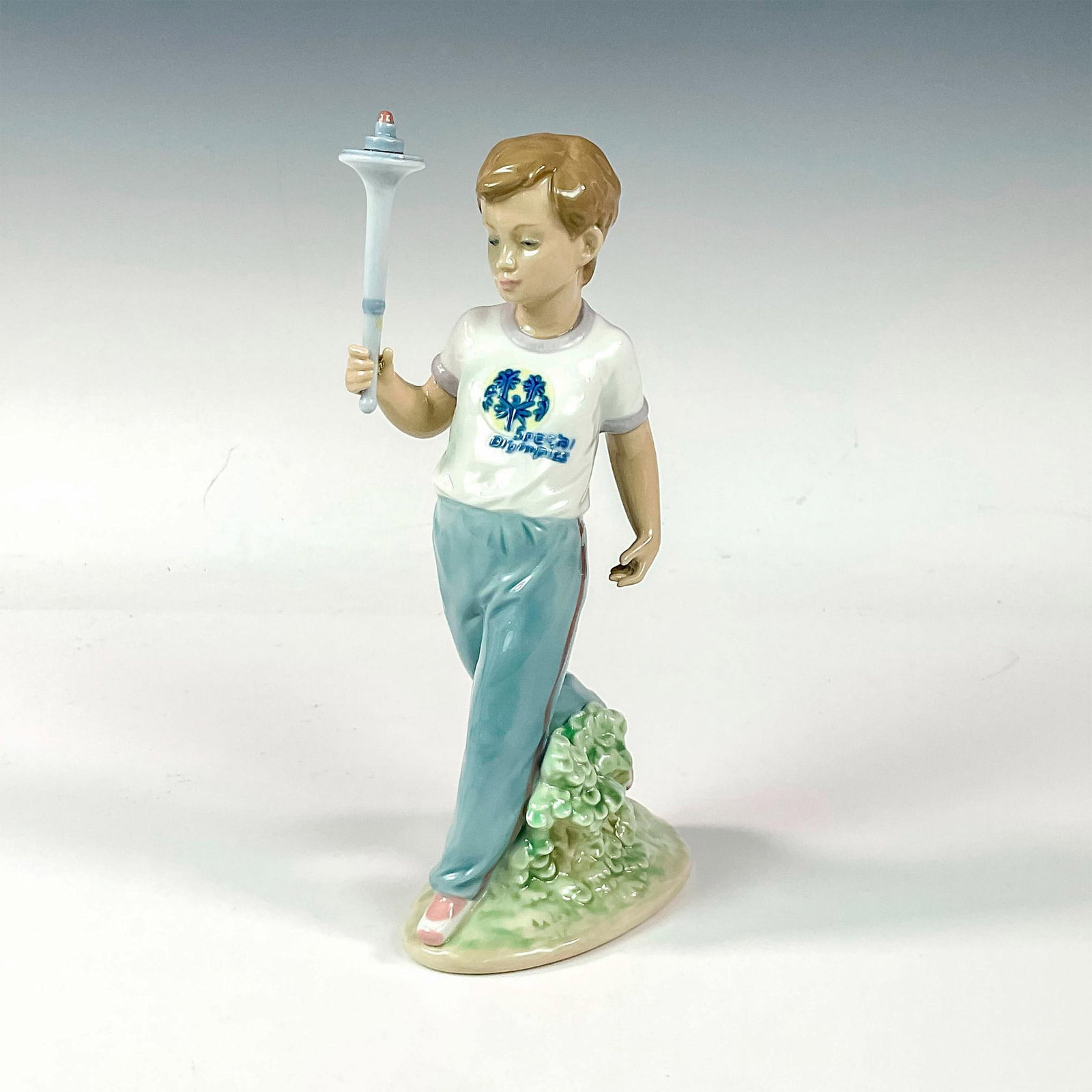 Courage (Spec Olympic) 1007522 - Lladro Porcelain Figurine: Glossy finish; Lladro backstamp. Artist: Antonio Ramos Issued: 1993 - 1996 Dimensions: 8.5"H x 3.25"W Manufacturer: Lladro Country of Origin: Spain Condition Age related we