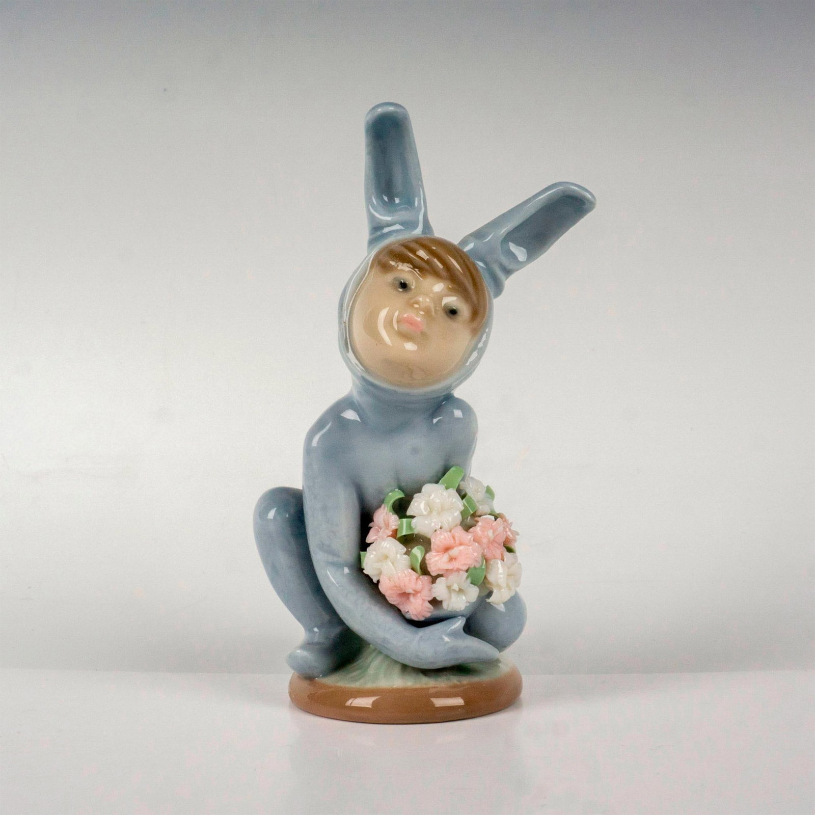 In The Meadow 1001508 - Lladro Porcelain Figurine: Glossy finish; Lladro backstamp. Artist: Juan Huerta Issued: 1986 - 1991 Dimensions: 4.25"H Manufacturer: Lladro Country of Origin: Spain Condition Age related wear.
