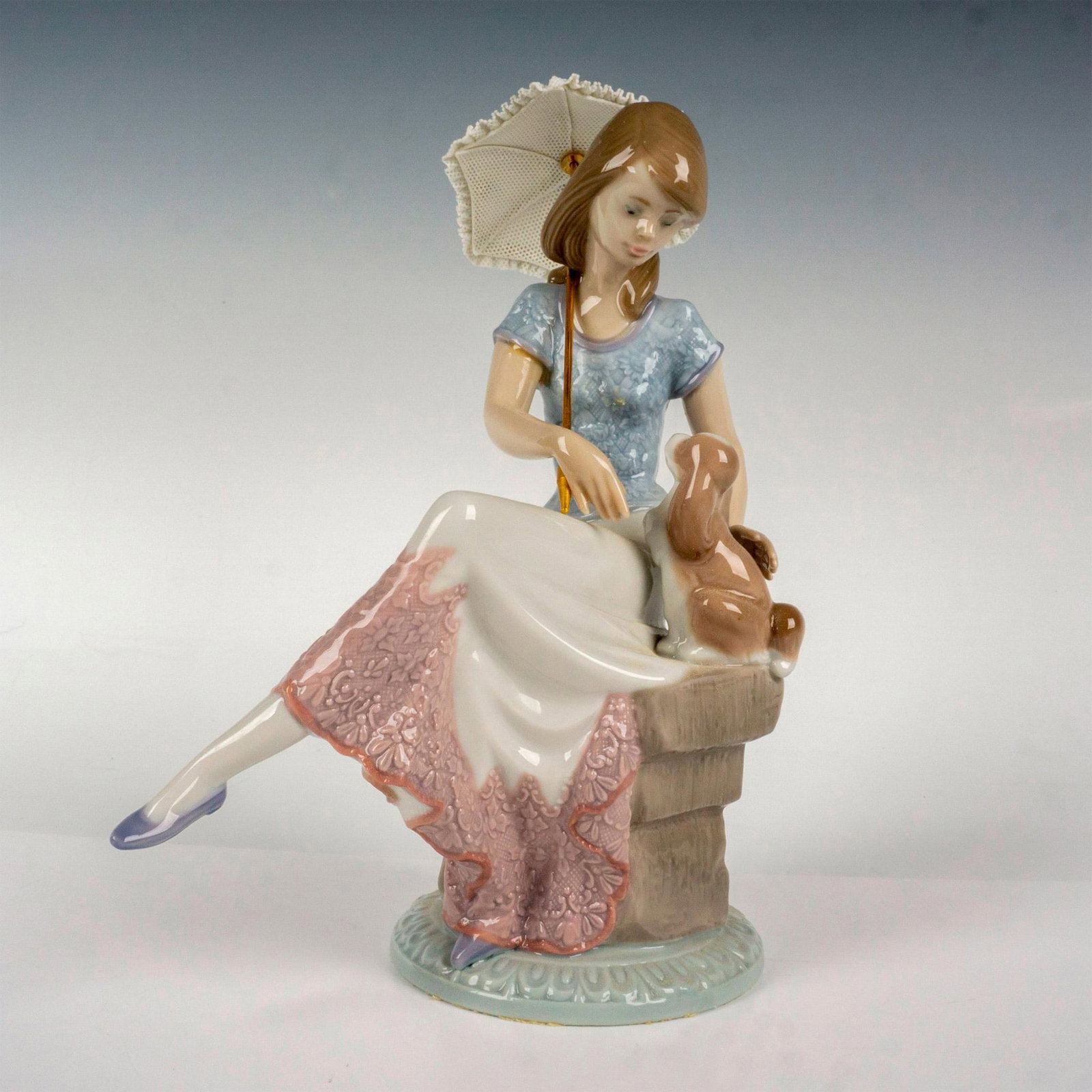 Picture Perfect 1007612 - Lladro Porcelain Figurine: Glossy finish; Lladro backstamp. Artist: Juan Huerta Issued: 1991 - 1991 Dimensions: 8.75"H Manufacturer: Lladro Country of Origin: Spain