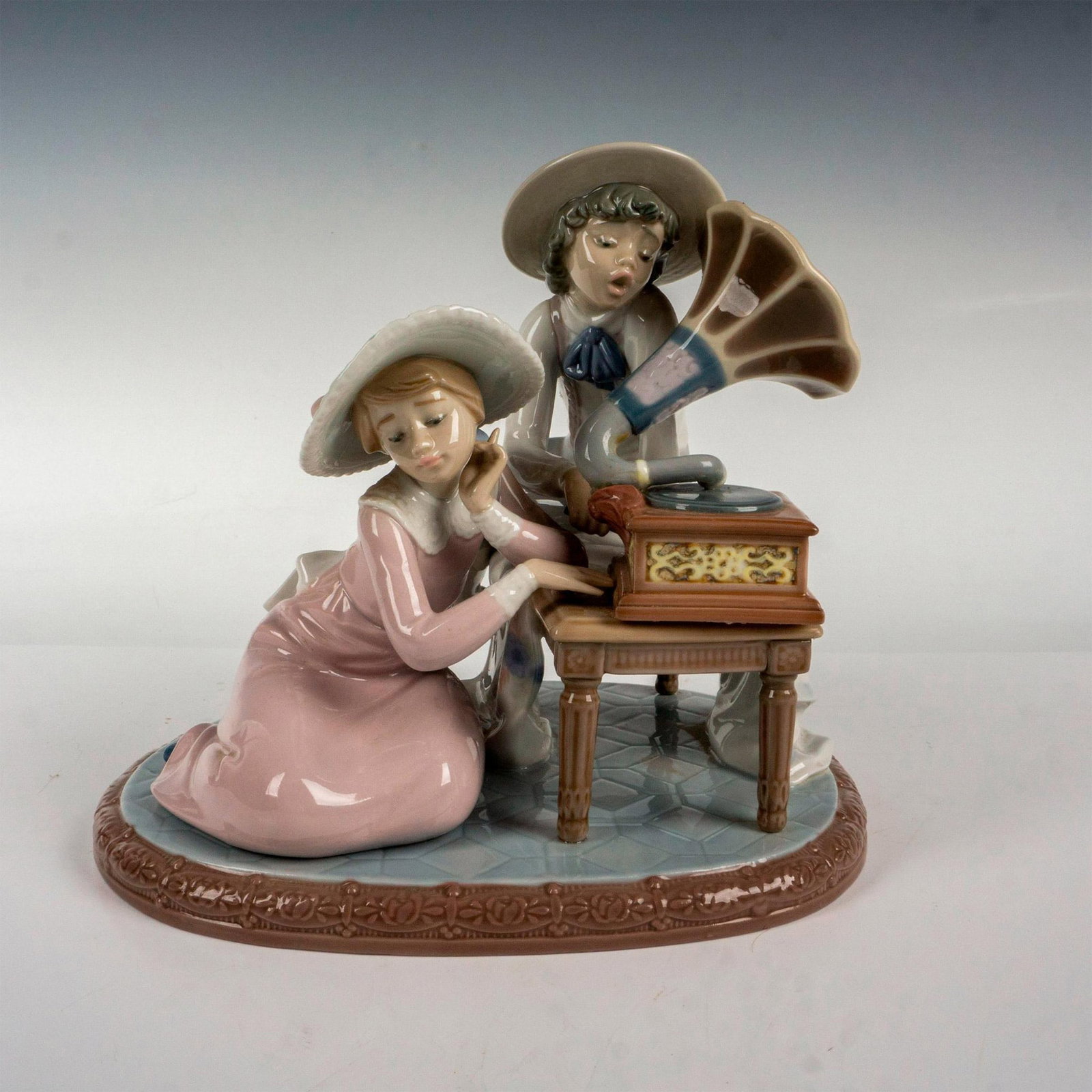Music Time 1005430 - Lladro Porcelain Figurine: Glossy finish; Lladro backstamp. Artist: Regino Torrijos Issued: 1987 - 1989 Dimensions: 7.5"H Manufacturer: Lladro Country of Origin: Spain