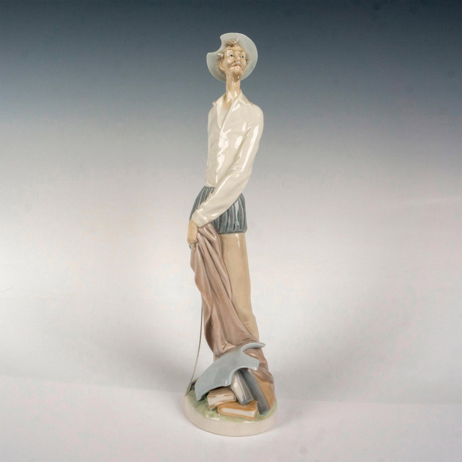 Quixote Standing Up 1004854 - Lladro Porcelain Figurine: Glossy finish; Lladro backstamp. Artist: Salvador Furio Issued: 1973 Dimensions: 11.75"H x 4"W Manufacturer: Lladro Country of Origin: Spain