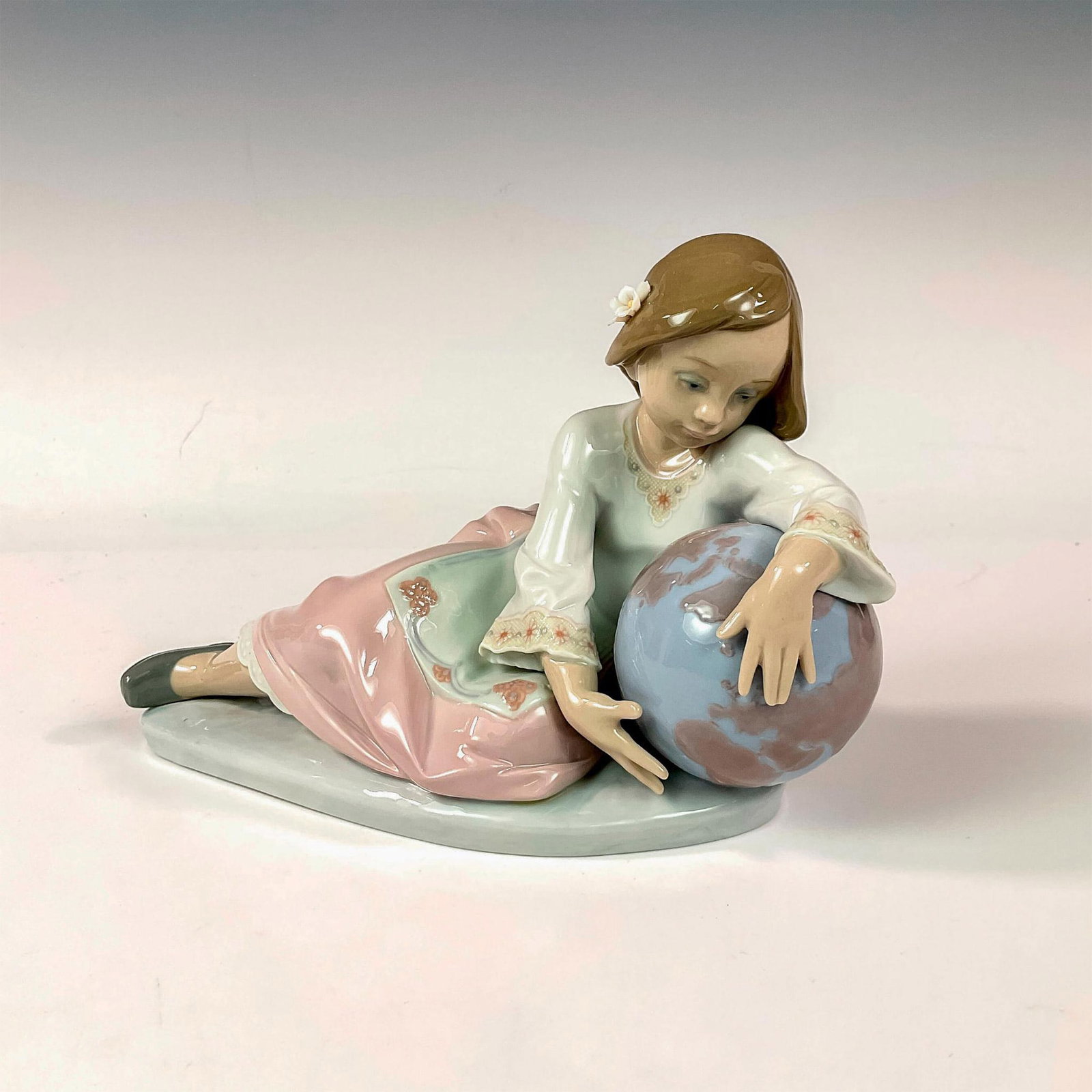 World Of Fantasy 1005943 - Lladro Porcelain Figurine: Glossy finish; Lladro backstamp. Artist: Antonio Ramos Issued: 1993 - 1995 Dimensions: 5.5"H Manufacturer: Lladro Country of Origin: Spain