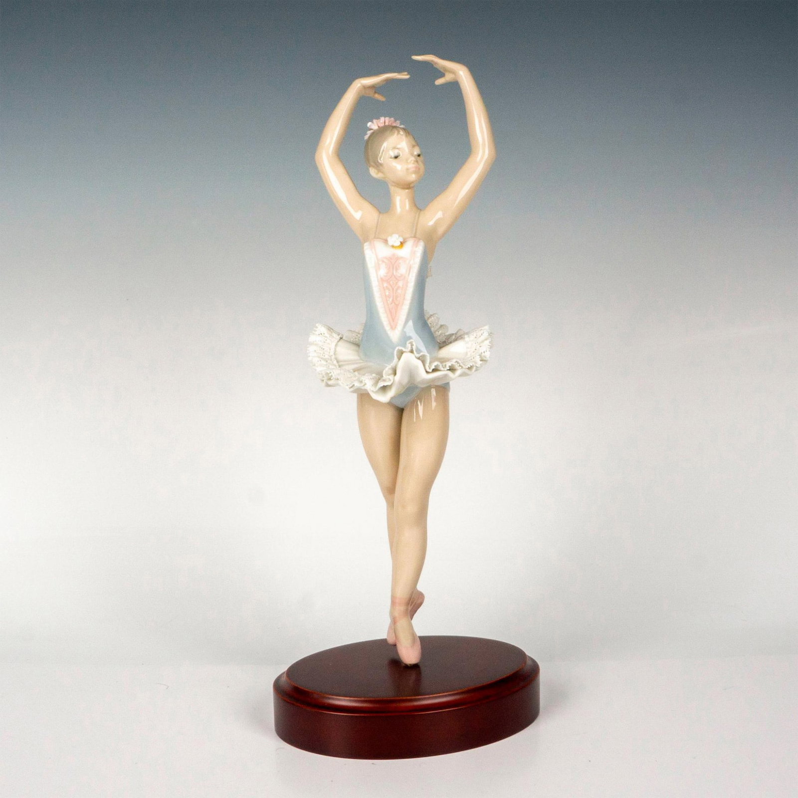 In Full Relave 1005815 - Lladro Porcelain Figurine: Glossy finish; Lladro backstamp. Artist: Salvador Debon Issued: 1991 - 1994 Dimensions: 11.5"H Manufacturer: Lladro Country of Origin: Spain