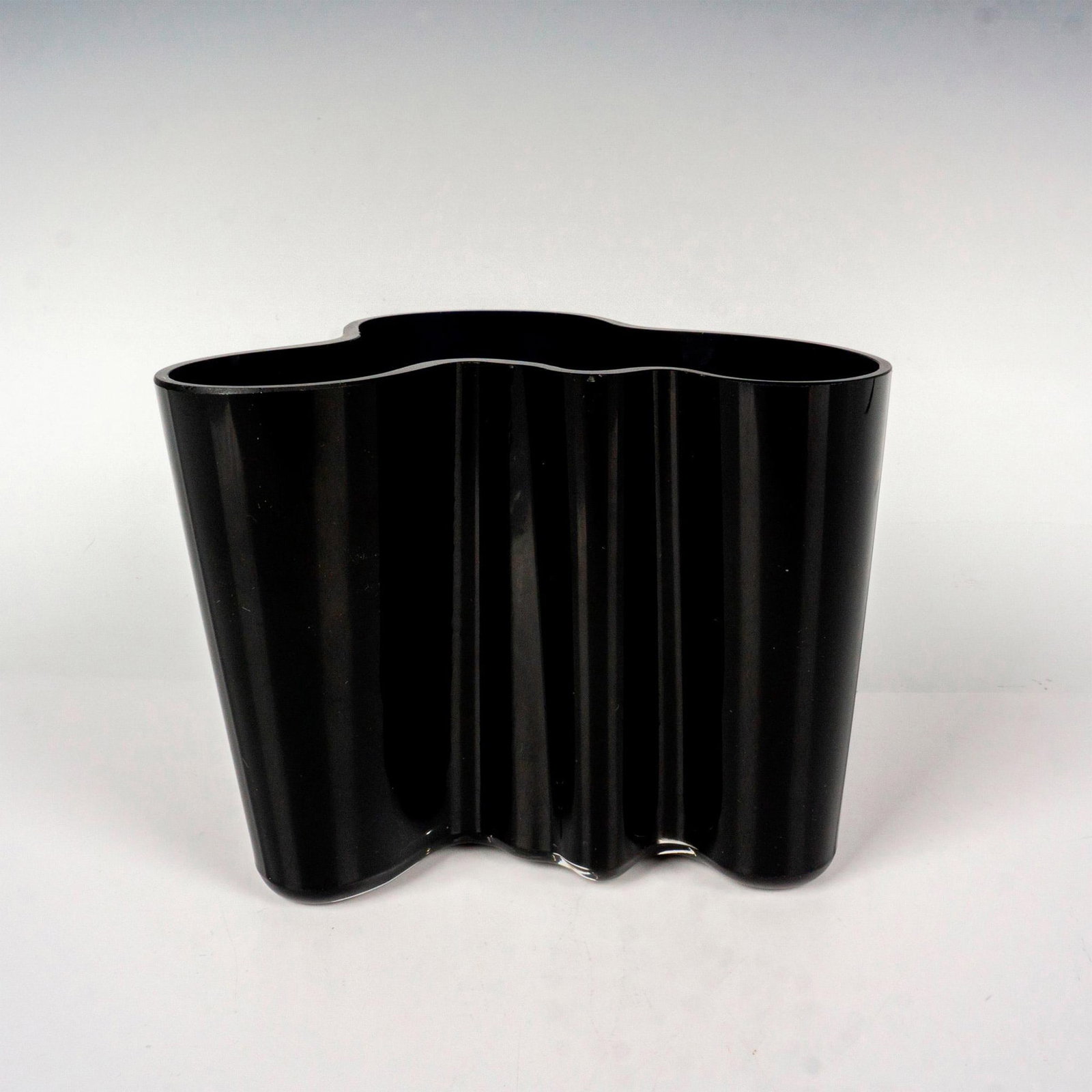 Alvar Aalto Glass Vase: A large freeform glass vessel in dark blue coloration. Alvar Aalto etched backstamp. Dimensions: 5.5"L x 5"W x 5"H