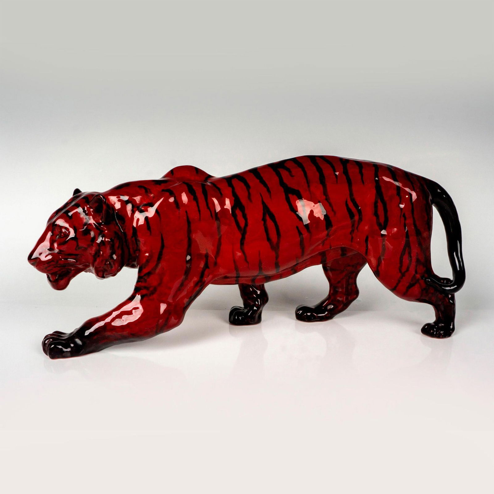 Royal Doulton Flambe Figurine, Tiger Stalking HN1082 (1 of 3)