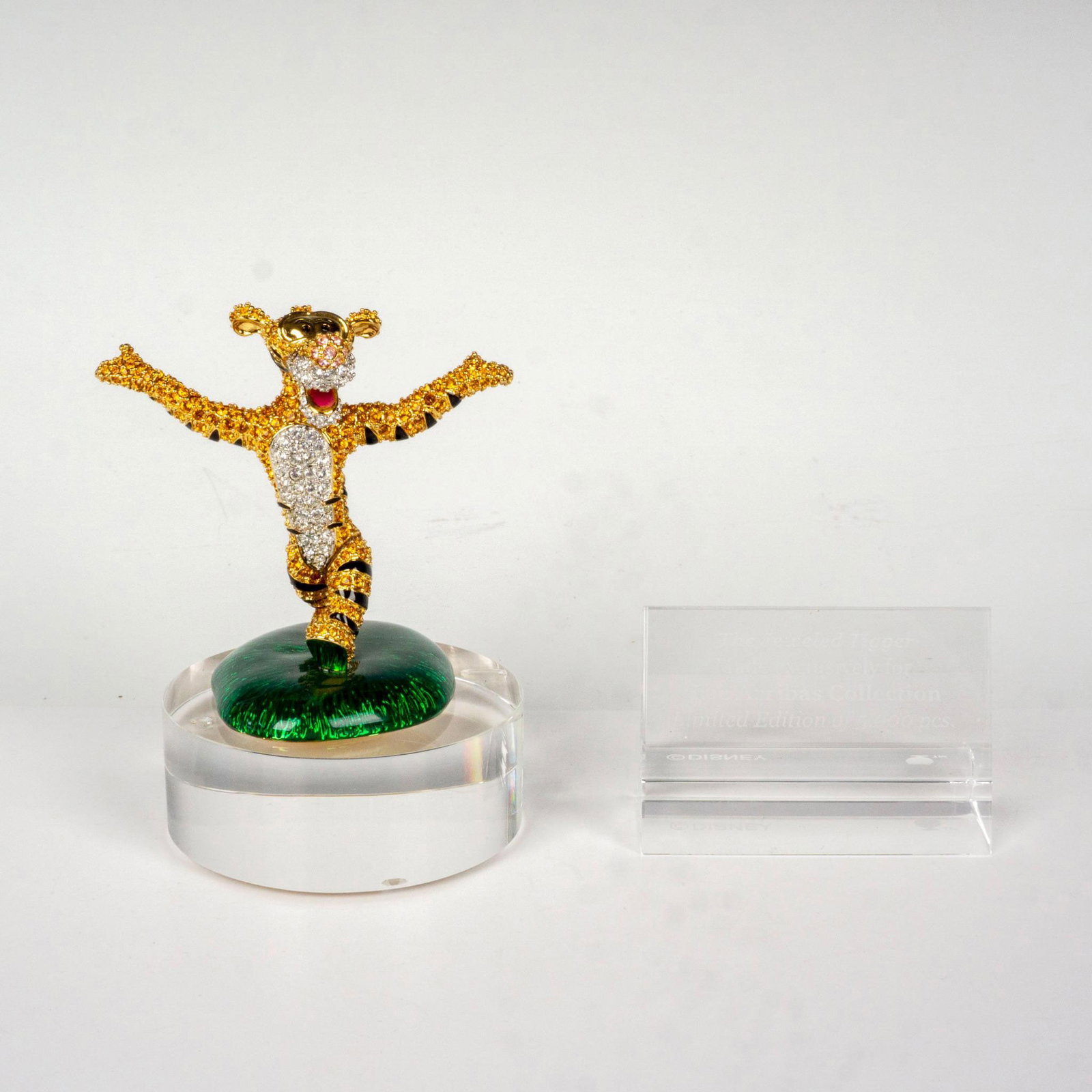 3pc Arribas Brothers Figurine, Plaque + Base, Tigger: Limited edition jeweled with hand-set Swarovski crystal stones. Includes collectors display title plaque and display base, made in clear lead crystal. Disney backstamp. Arribas Brothers factory backst
