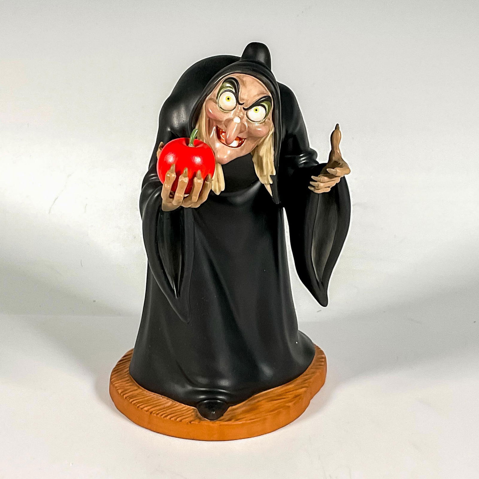 Walt Disney Classics Figurine, Take The Apple Dearie (1 of 4)