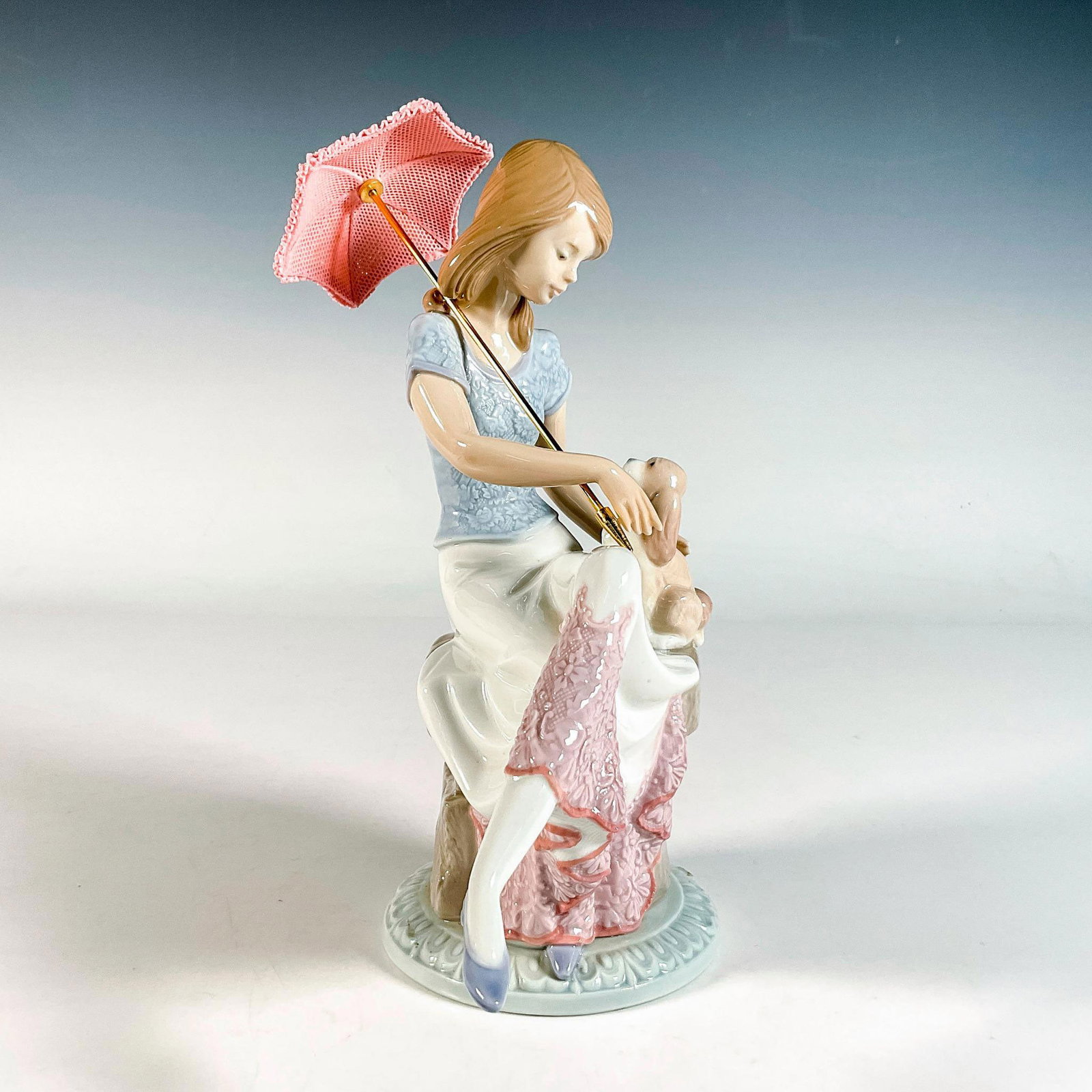 Perfect Picture 1007612 - Lladro Porcelain Figurine: Glossy finish; Lladro backstamp. This item has its original box. Box measures: 12.5"L x 10.25"W x 6"H. Artist: Juan Huerta Issued: 1991-1991 Dimensions: 4.5"L x 7"W x 8.5"H Manufacturer: Lladro Count