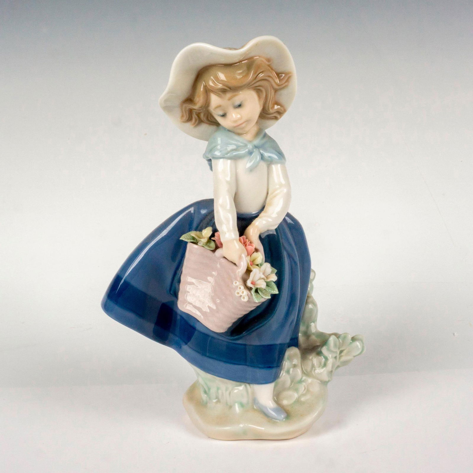 Pretty Pickings 1005222 - Lladro Porcelain Figurine (1 of 3)
