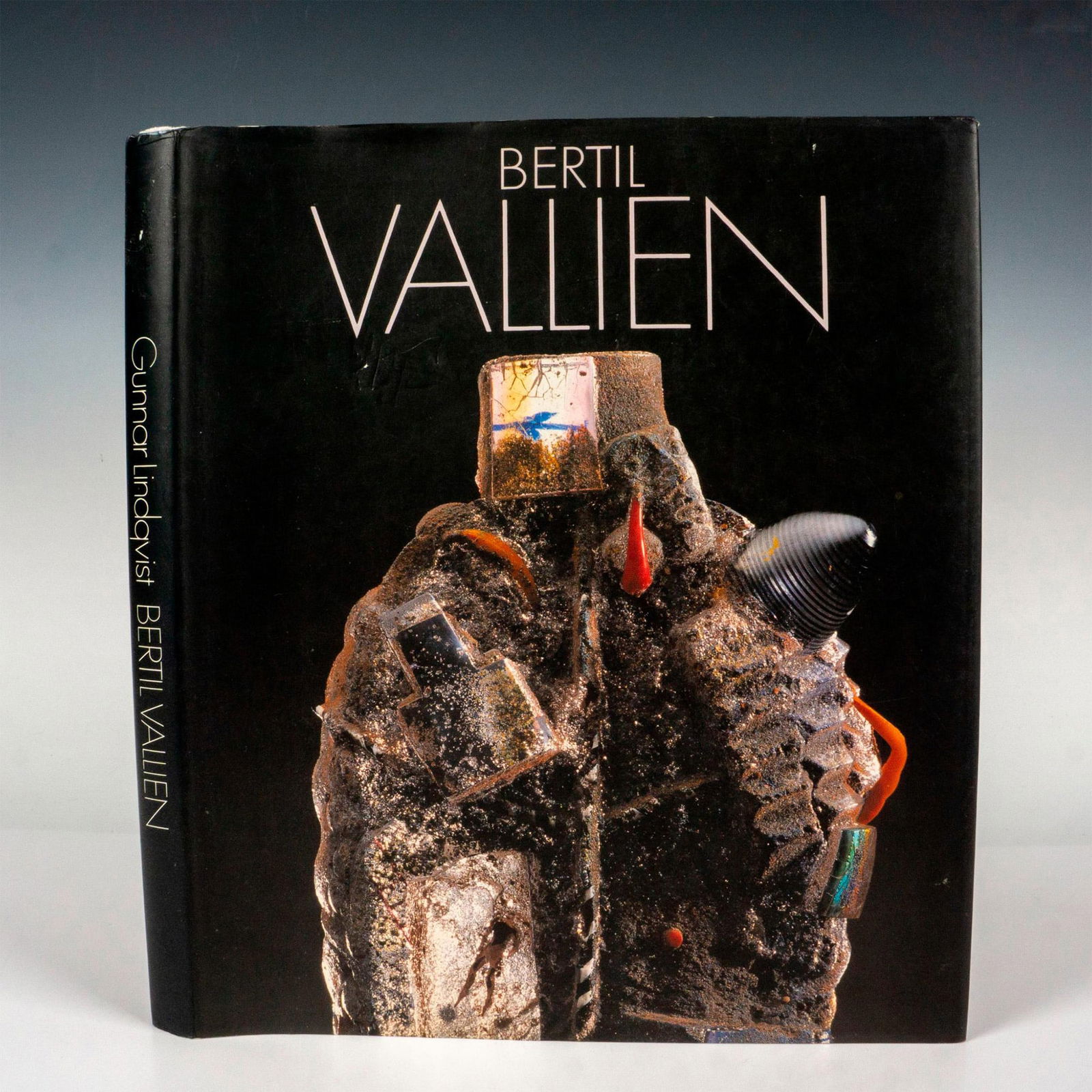 Bertil Vallien, Book by Gunnar Lindqvist: Stockholm: Carlsson Bokforlag, 1990. Bertil Vallien Translated by Angela Adegren. Hardcover book in the original dust cover describes the artist and his arts impact around the world in the 199-page bo