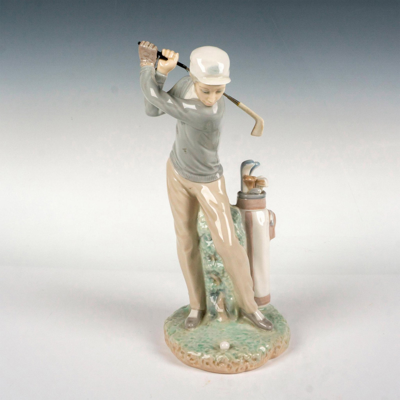Golfer 1004824 - Lladro Porcelain Figurine: Glossy finish; Lladro backstamp. Artist: Vicente Martinez Issued: 1972 Dimensions: 10.75"H x 5"W Manufacturer: Lladro Country of Origin: Spain