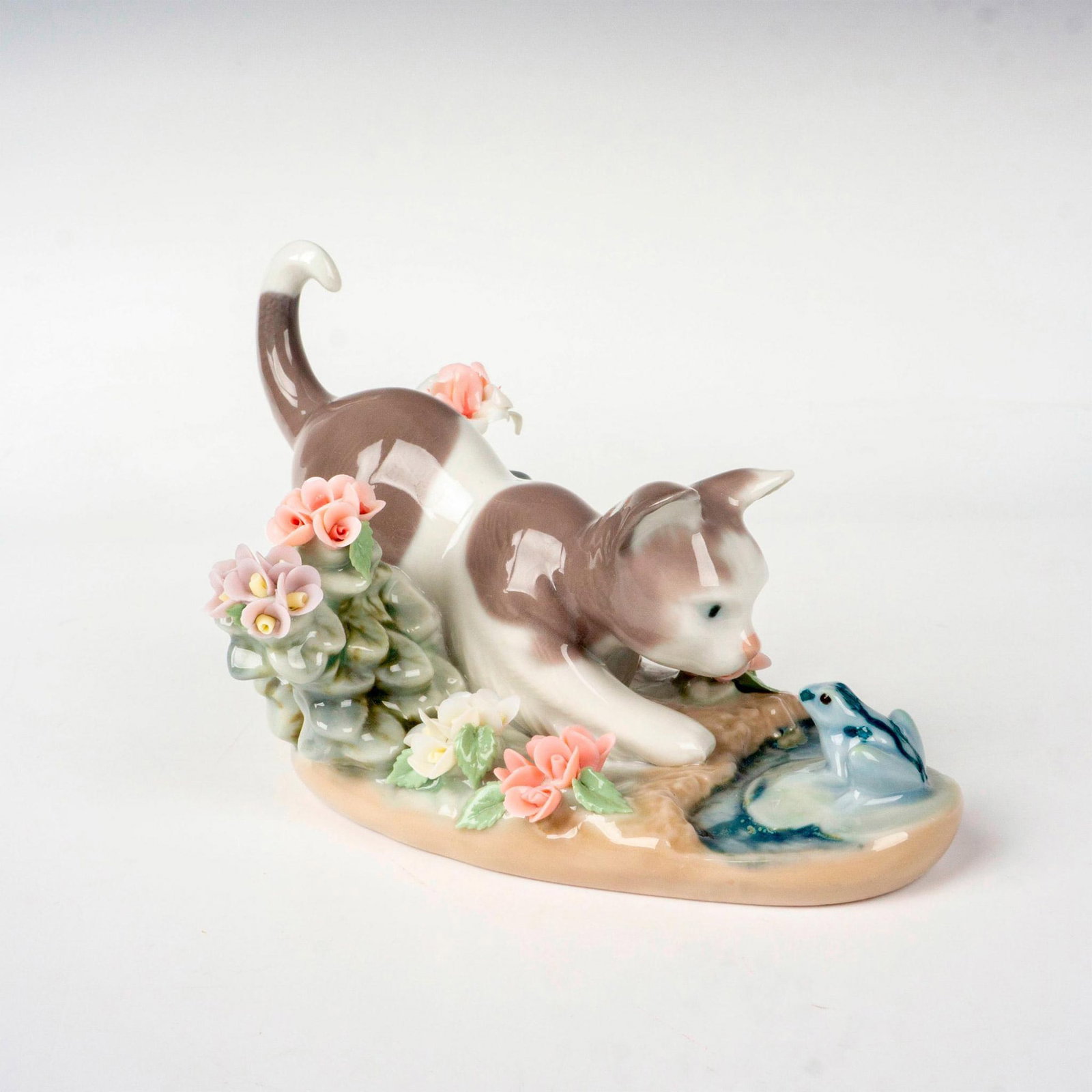 Kitty Confrontation 1001442 - Lladro Porcelain Figurine: Glossy finish; Lladro backstamp. Artist: Juan Huerta Issued: 1983 Dimensions: 3.5"H x 4.75"W Manufacturer: Lladro Country of Origin: Spain