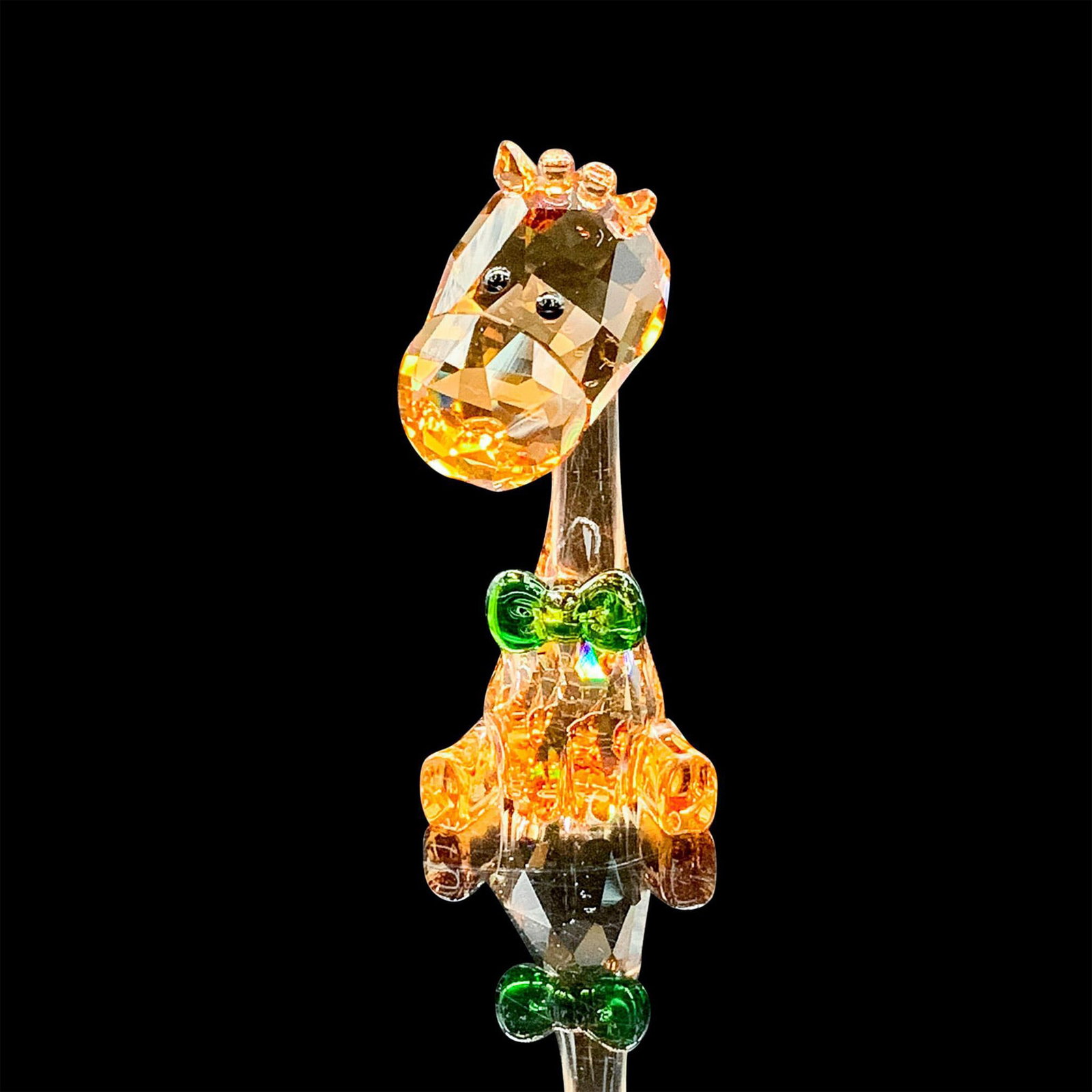 Swarovski Crystal Figurine, SCS Gift Giraffe: 2018 Swarovski Crystal Society Loyalty Gift. Adorable faceted topaz-colored crystal giraffe wearing a green crystal bow tie. Swarovski acid mark on the bottom. Made in Liechtenstein. Item has original