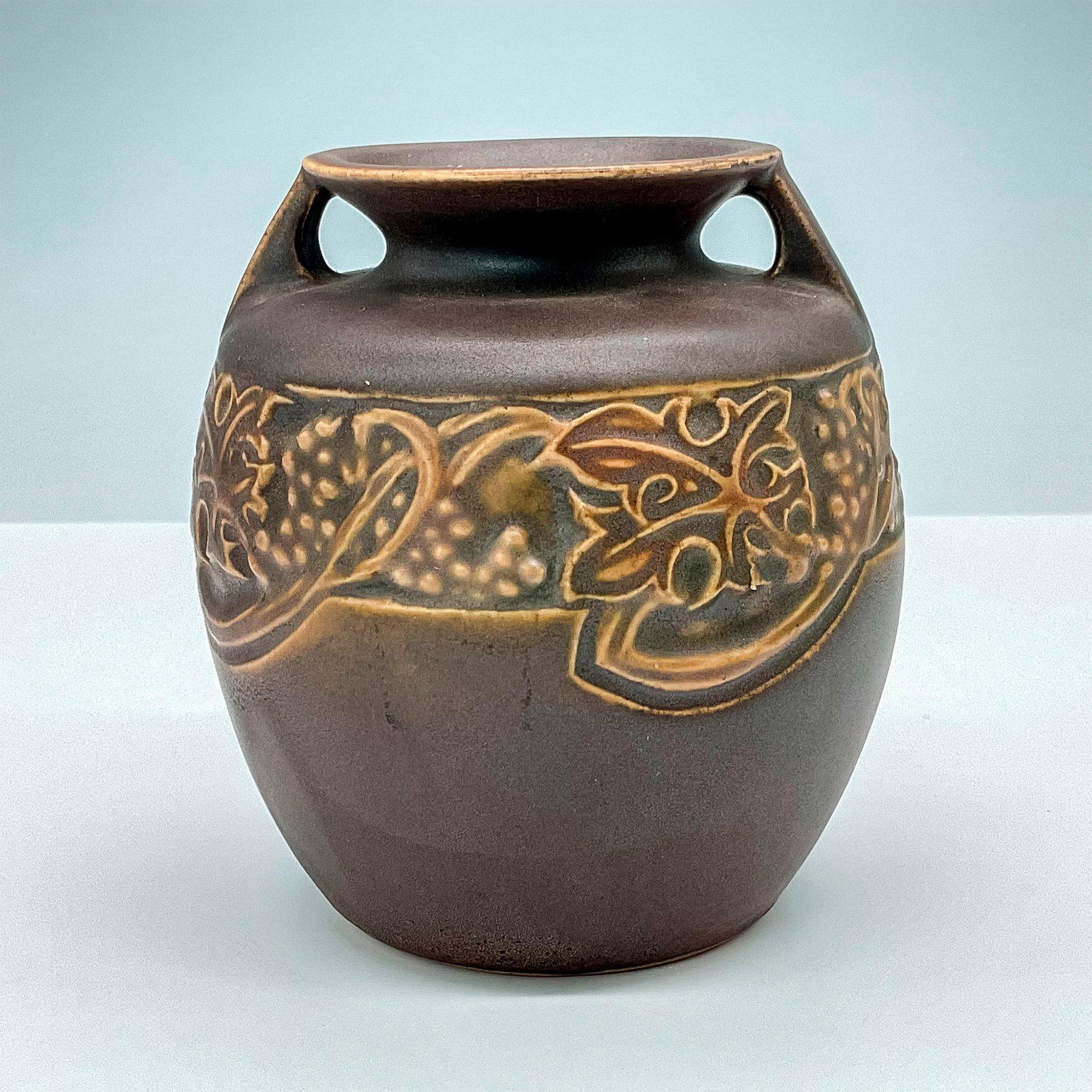 Vintage Rosecraft Roseville Ceramic Vase Brown Flower: Stunning small Roseville Rosecraft arts and crafts pottery vase with slight handles, in the Brown Flower pattern. Issued: c. 1925 Dimensions: 4"L x 3.75"W x 4"H Manufacturer: Roseville Country of Orig