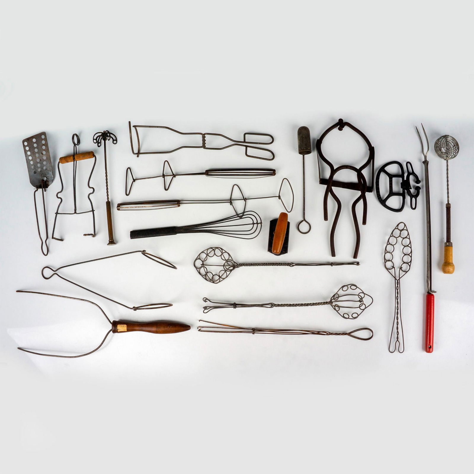 19pc Vintage Wire & Metal Kitchen Utensils: This metal utensil grouping includes Edlund Co. Top-Off can opener, cream dipper, Popeil No 12 squeeze handle easy flip spatula, 3 long olive or pickle grabber, 3 bottle or can lifters, 6 coil and wir