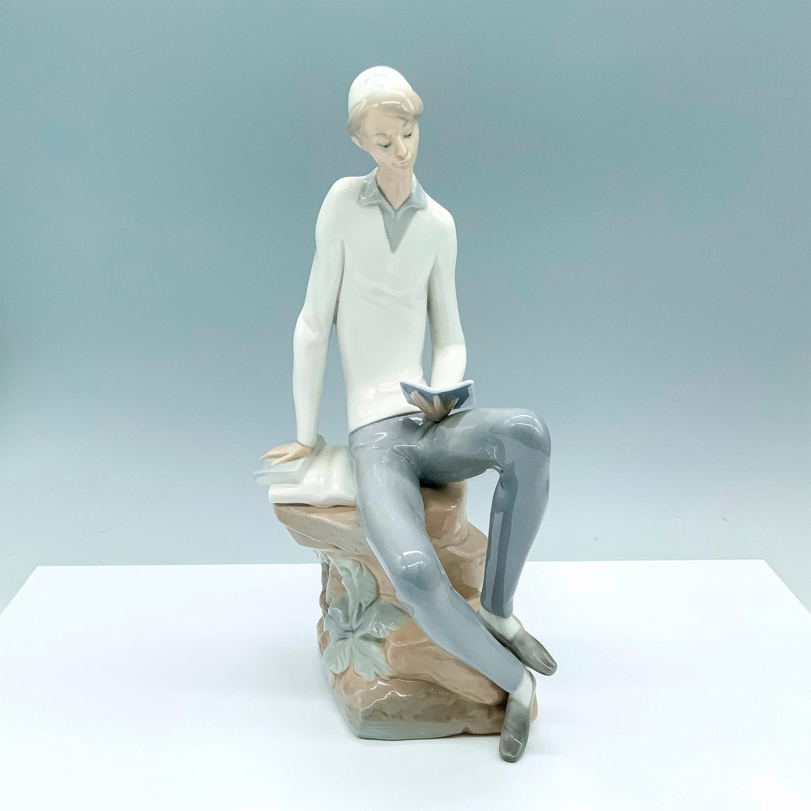 Hebrew Student 1004684 - Lladro Porcelain Figurine: Glossy finish; Lladro backstamp. Artist: Juan Huerta Issued: 1970 - 1985 Dimensions: 11.5"H Manufacturer: Lladro Country of Origin: Spain