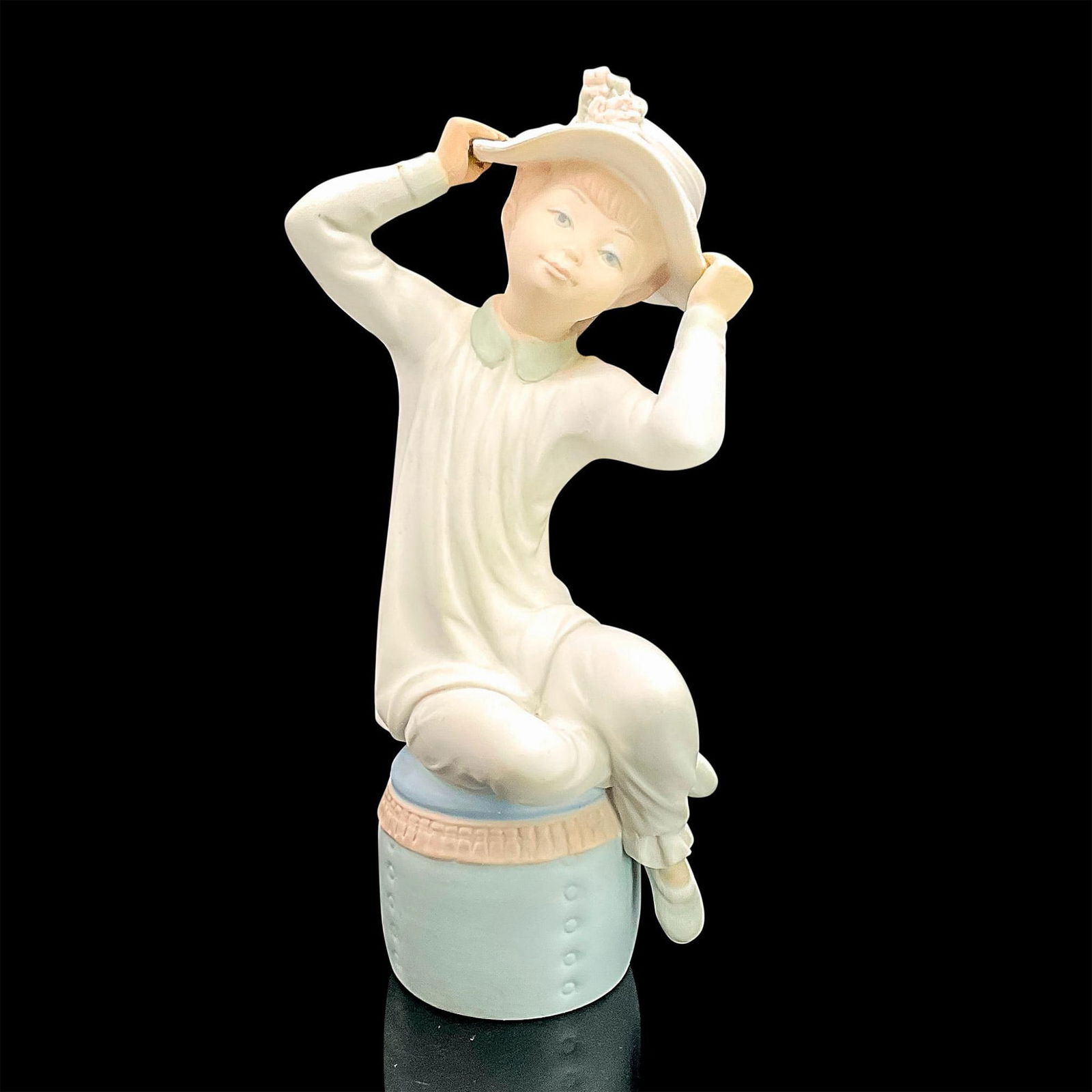 Girl With Bonnet 1011147 - Lladro Porcelain Figurine (1 of 3)