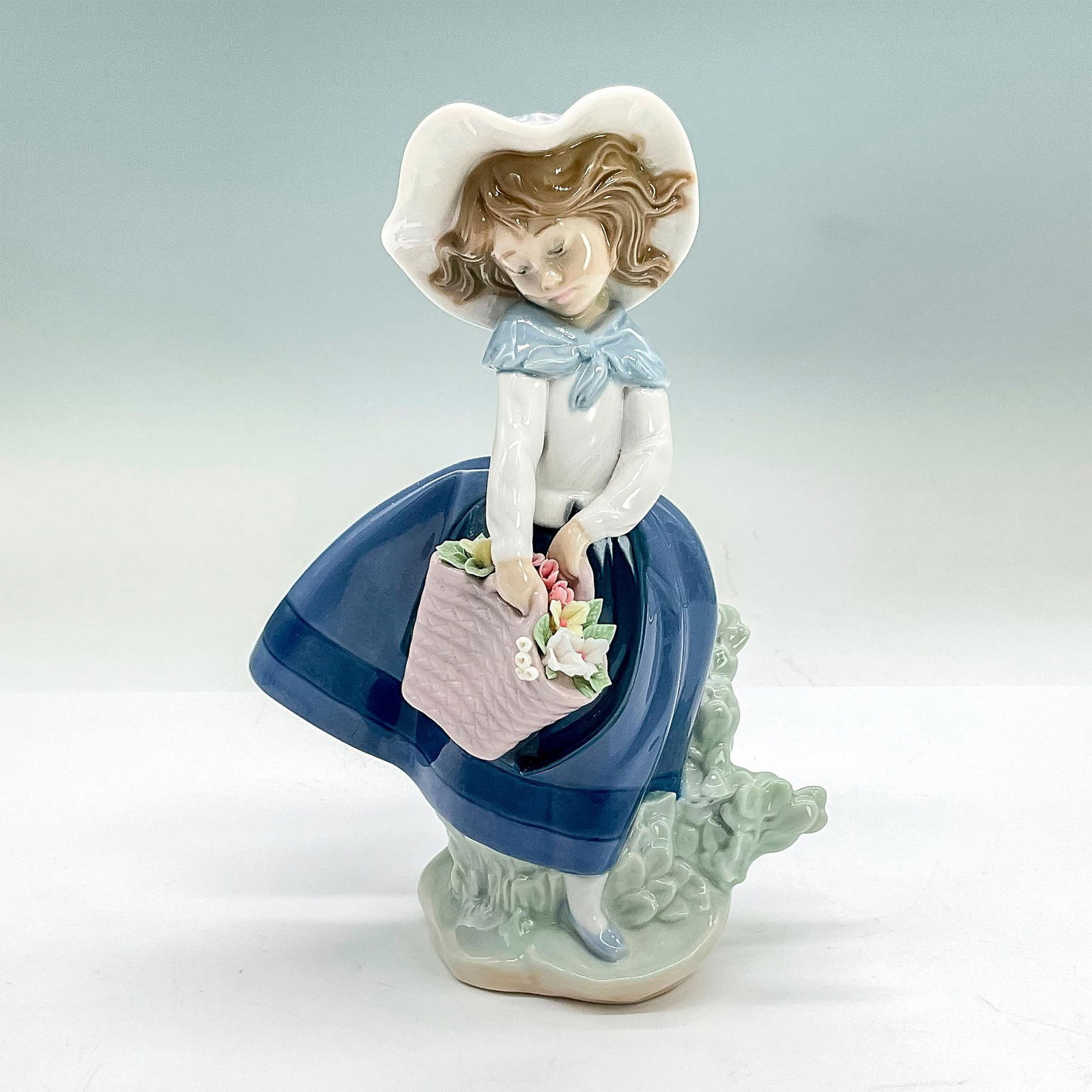 Pretty Pickings 1005222 - Lladro Porcelain Figurine (1 of 3)