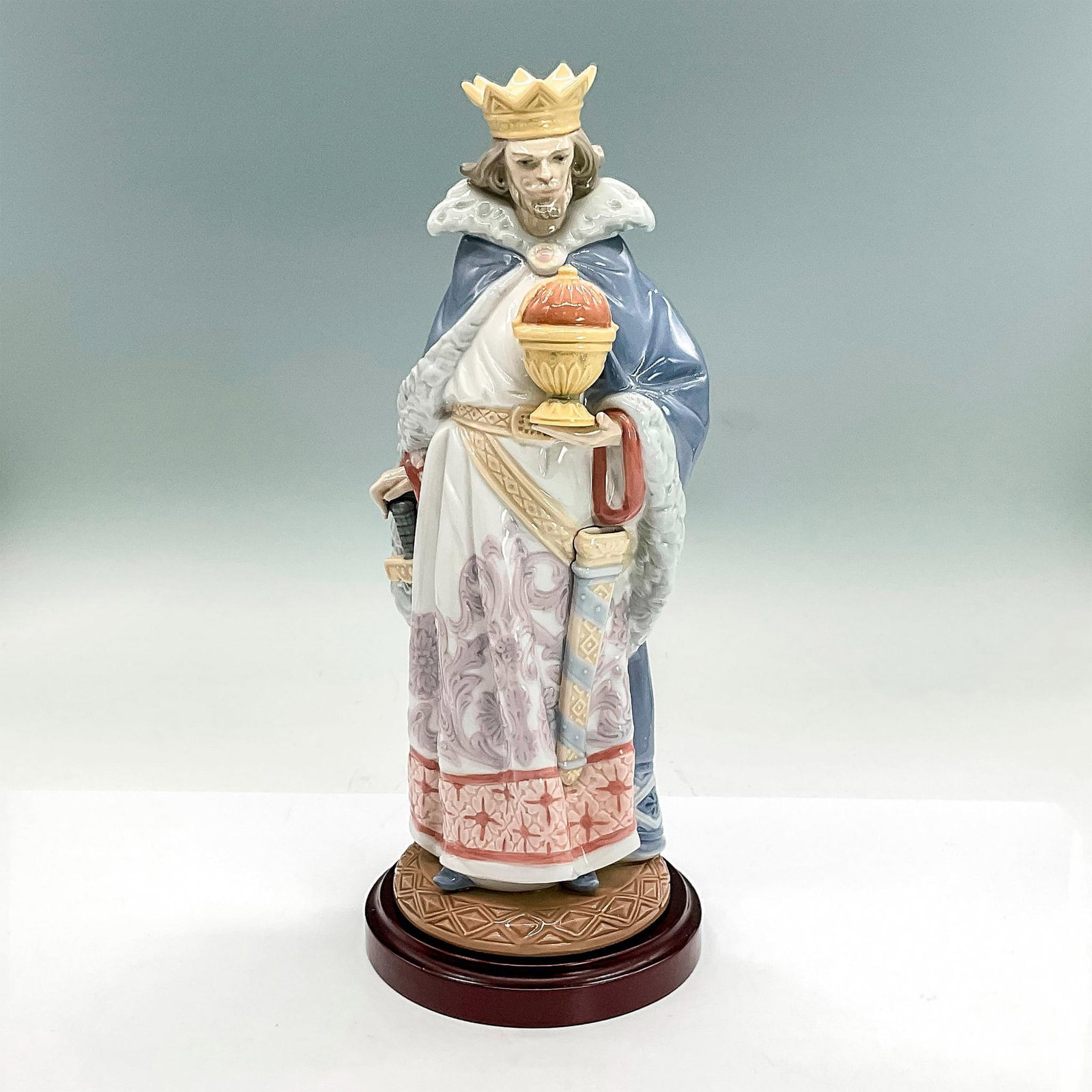 3pc Rey De Copas 1005366 Ltd. - Lladro Porcelain Figurine + Base: Glossy finish; Lladro backstamp. Includes base 0.75"H x 4.75"dia. and certificate of authenticity. Signed. No.257. Artist: Juan Huerta Issued: 1986 - 1993 Dimensions: 11"H Manufacturer: Lladro Country