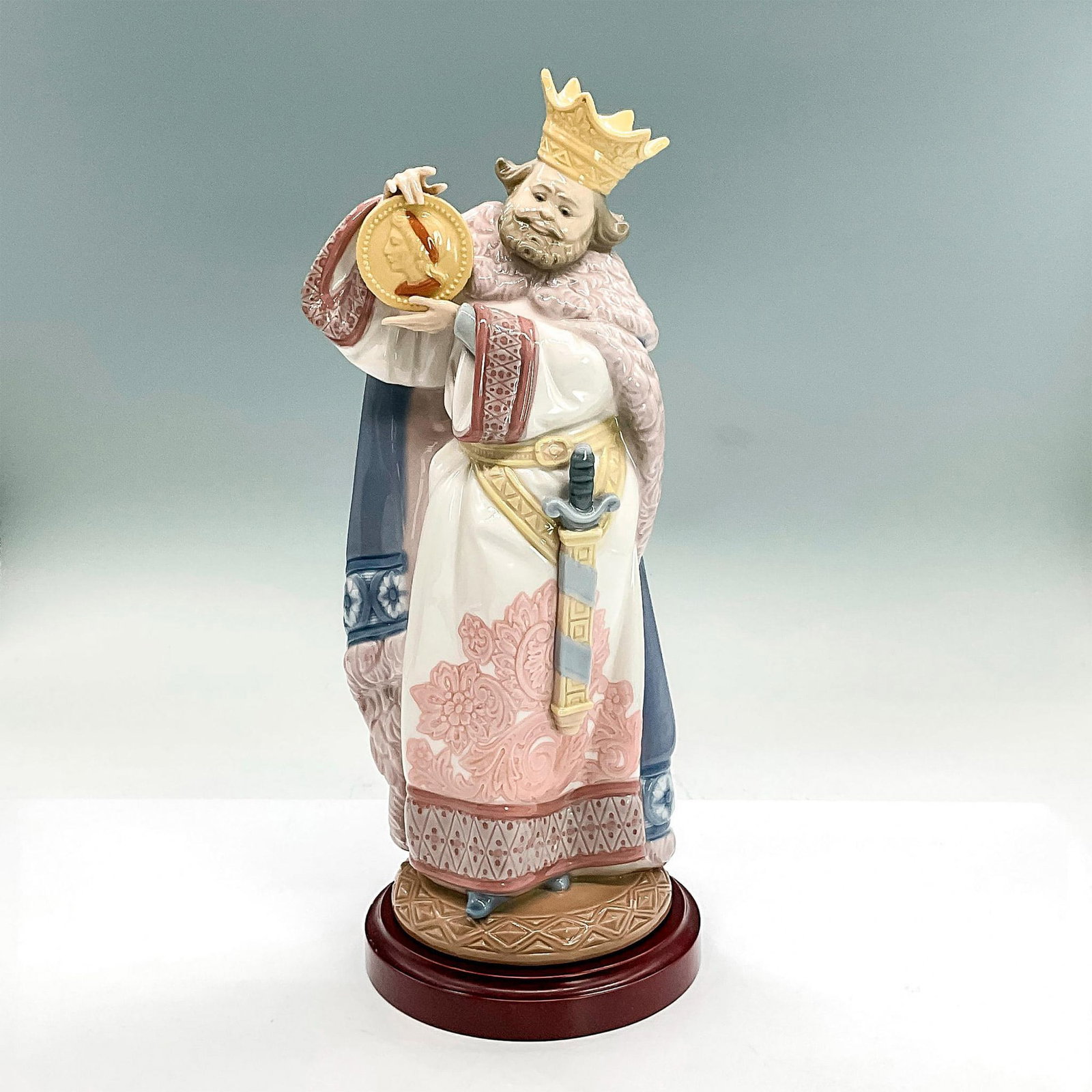 3pc Rey De Oros 1005367 Ltd. - Lladro Porcelain Figurine + Base: Glossy finish; Lladro backstamp. Includes base 0.75"H x 4.75"dia. and certificate of authenticity. Signed. No.176. Artist: Juan Huerta Issued: 1986 - 1993 Dimensions: 11"H Manufacturer: Lladro Country