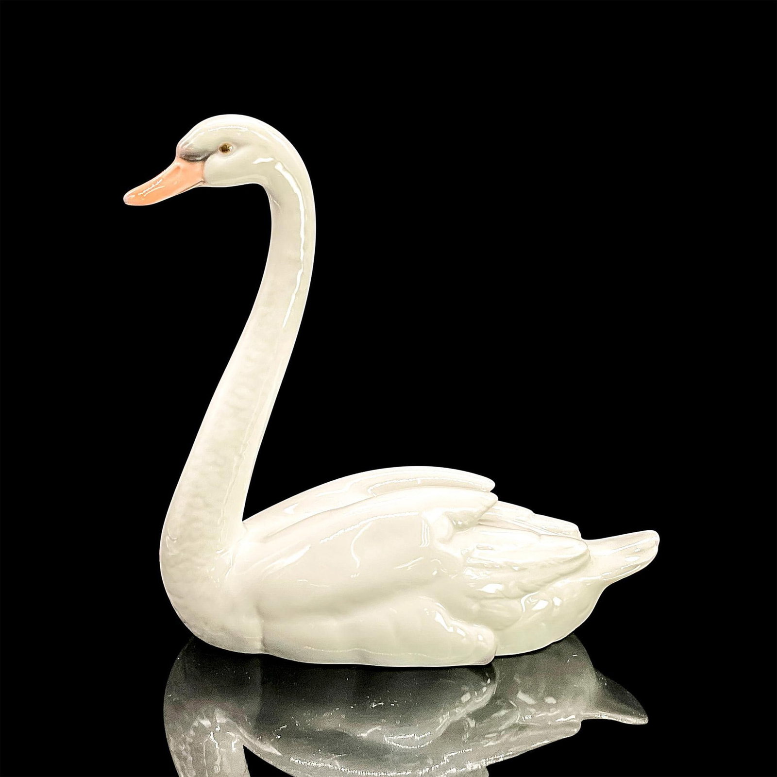 Graceful Swan 1005230 - Lladro Porcelain Figurine: Glossy finish; Lladro backstamp. Artist: Francisco Catala Issued: 1984 - 2000 Dimensions: 8.75"H x 7.75"W Manufacturer: Lladro Country of Origin: Spain