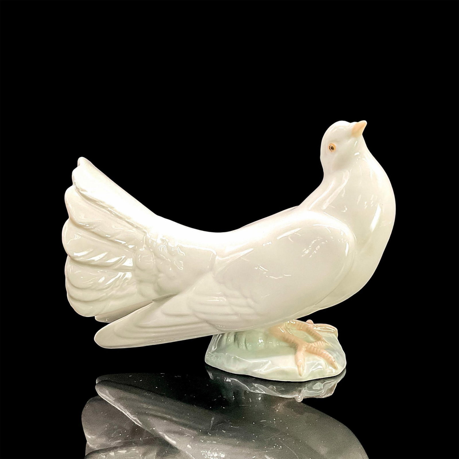 Dove 1001015 - Lladro Porcelain Figurine: Glossy finish; Lladro backstamp. Artist: Fulgencio Garcia Issued: 1969 - 1994 Dimensions: 5"H Manufacturer: Lladro Country of Origin: Spain