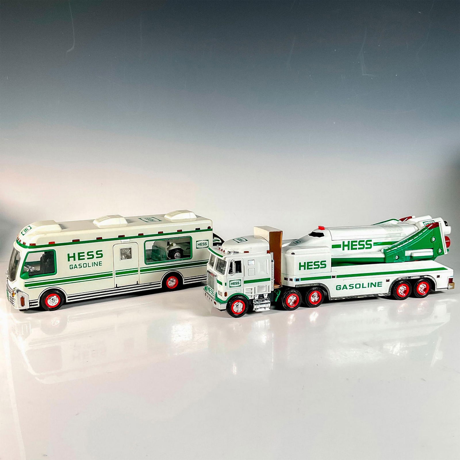 2pc Vintage Hess Toy Van and Truck Collectible (1 of 5)