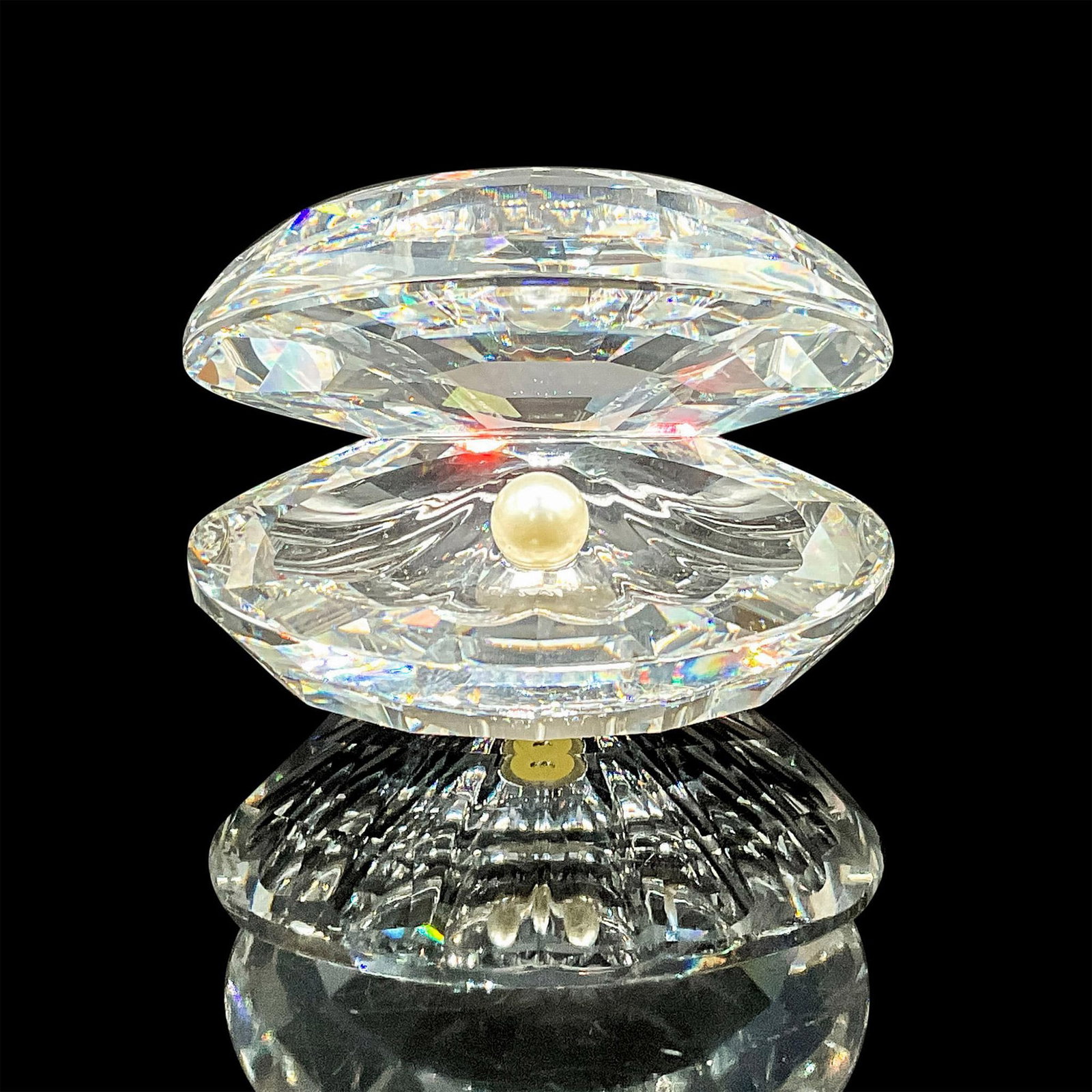 Swarovski Crystal Figurine, Clam Shell with Pearl: Faceted clear crystal open clam shell with a white pearl. Part of the Aquatic Worlds theme group. Original box included which measures 5"L x 5"W x 3.25"H. Swarovski etched backstamp. #swarovski #shell