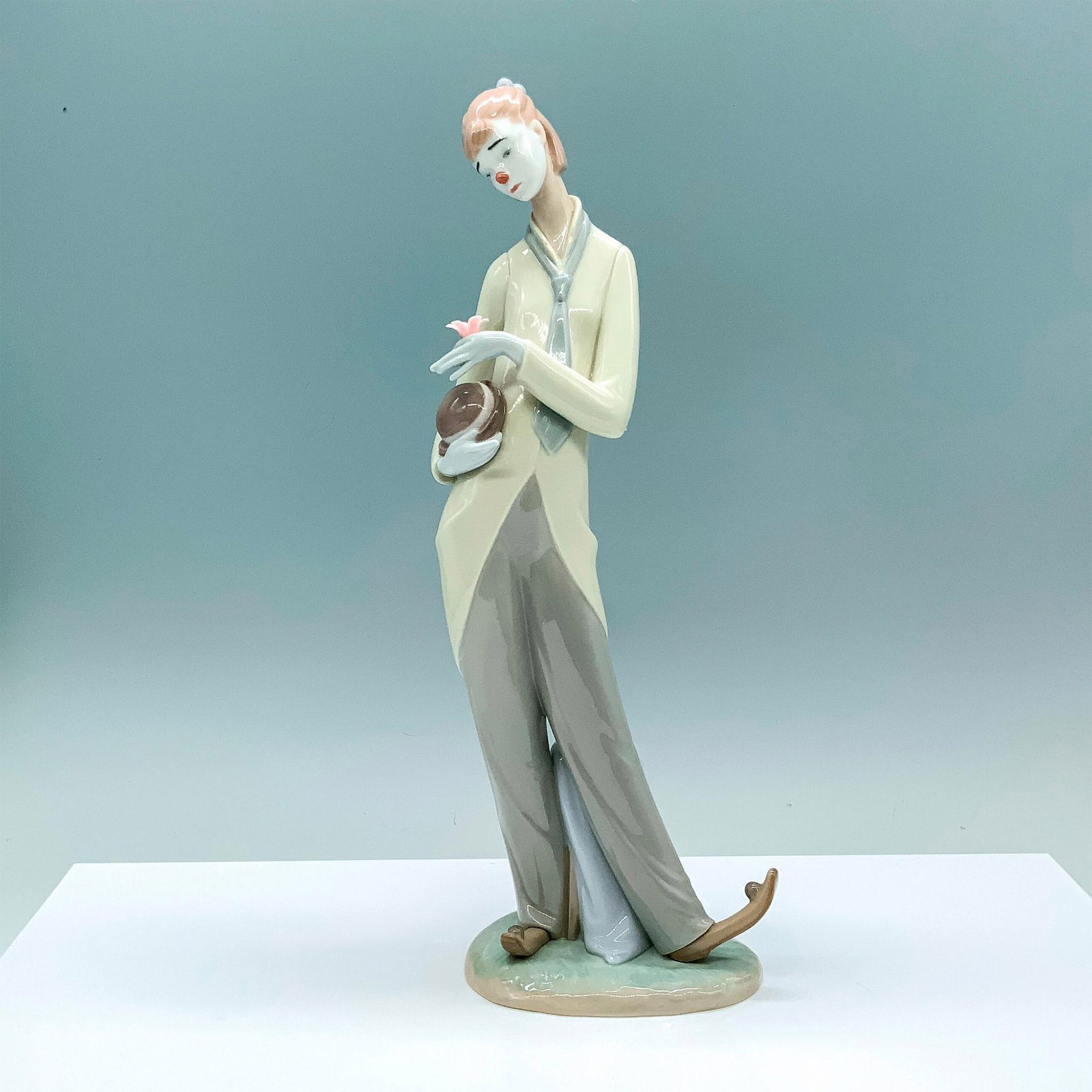 Romantic Clown 1008055 - Lladro Porcelain Figurine: Glossy finish; Lladro backstamp. Artist: Javier Molina Issued: 2004 - 2015 Dimensions: 13.5"H x 5"W Manufacturer: Lladro Country of Origin: Spain
