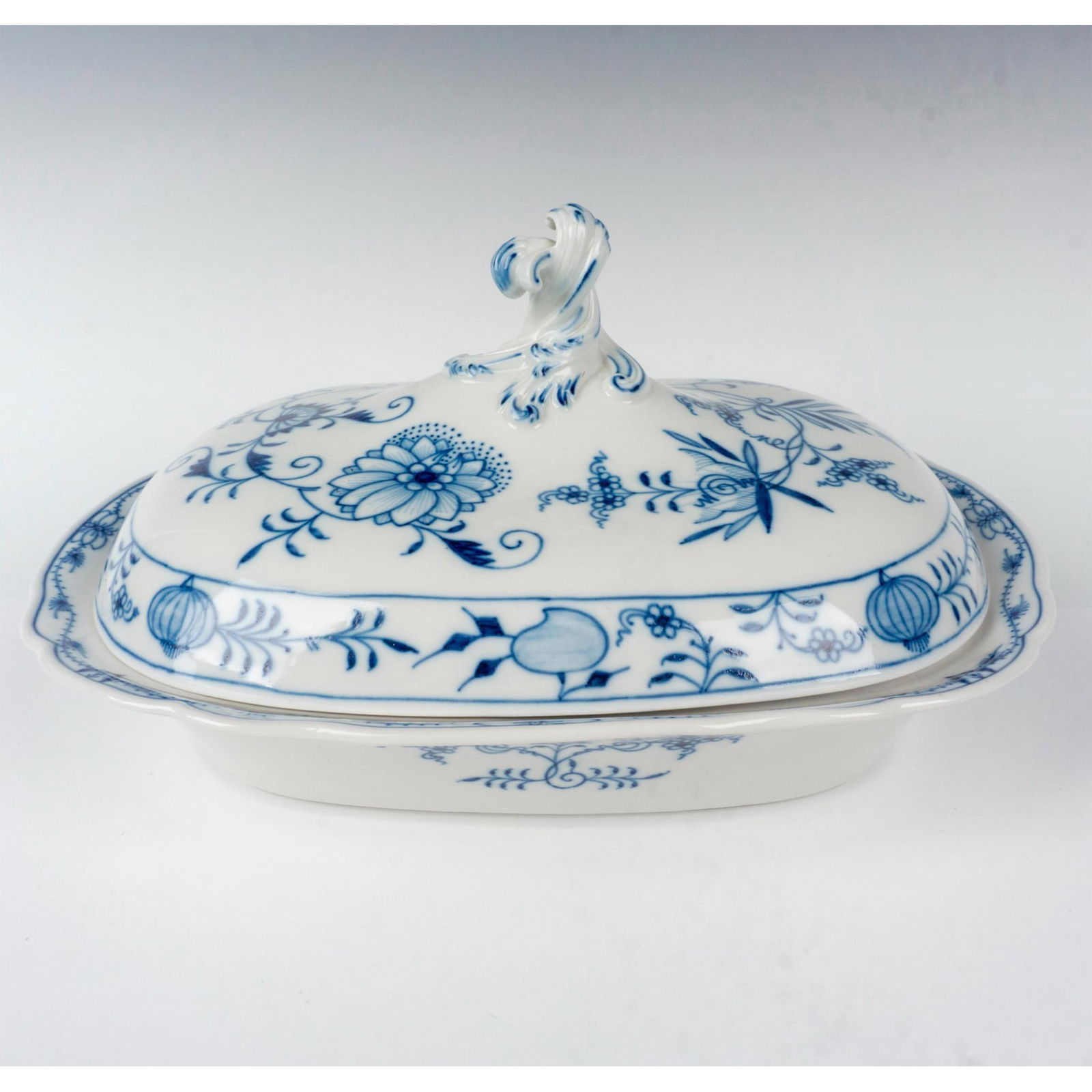 Meissen Porcelain Lidded Vegetable Bowl, Blue Onion (1 of 4)