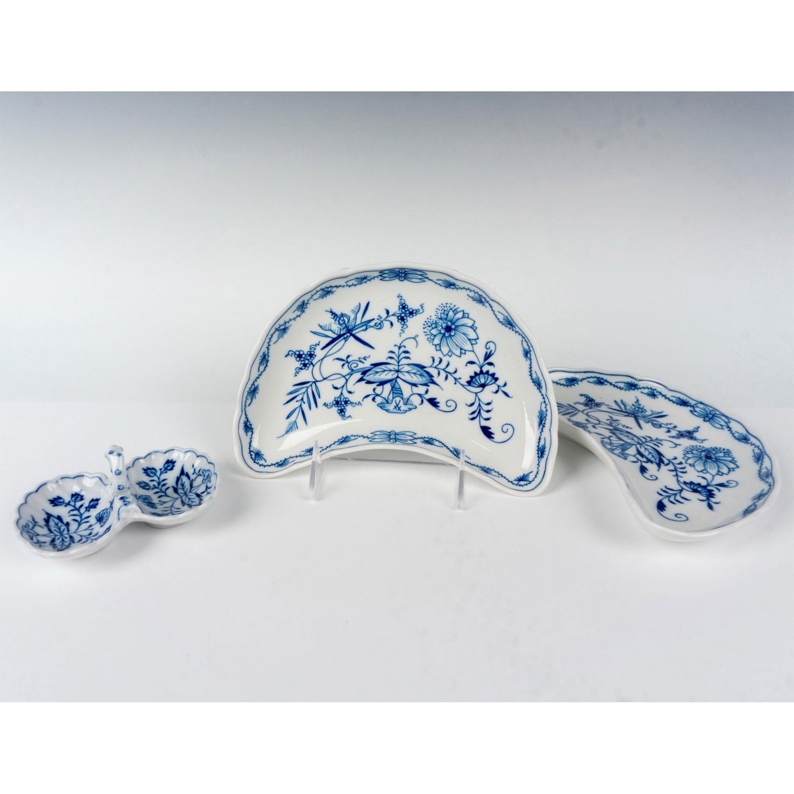 3pc Meissen Porcelain Salad Plates and Salt Dip, Blue Onion (1 of 2)