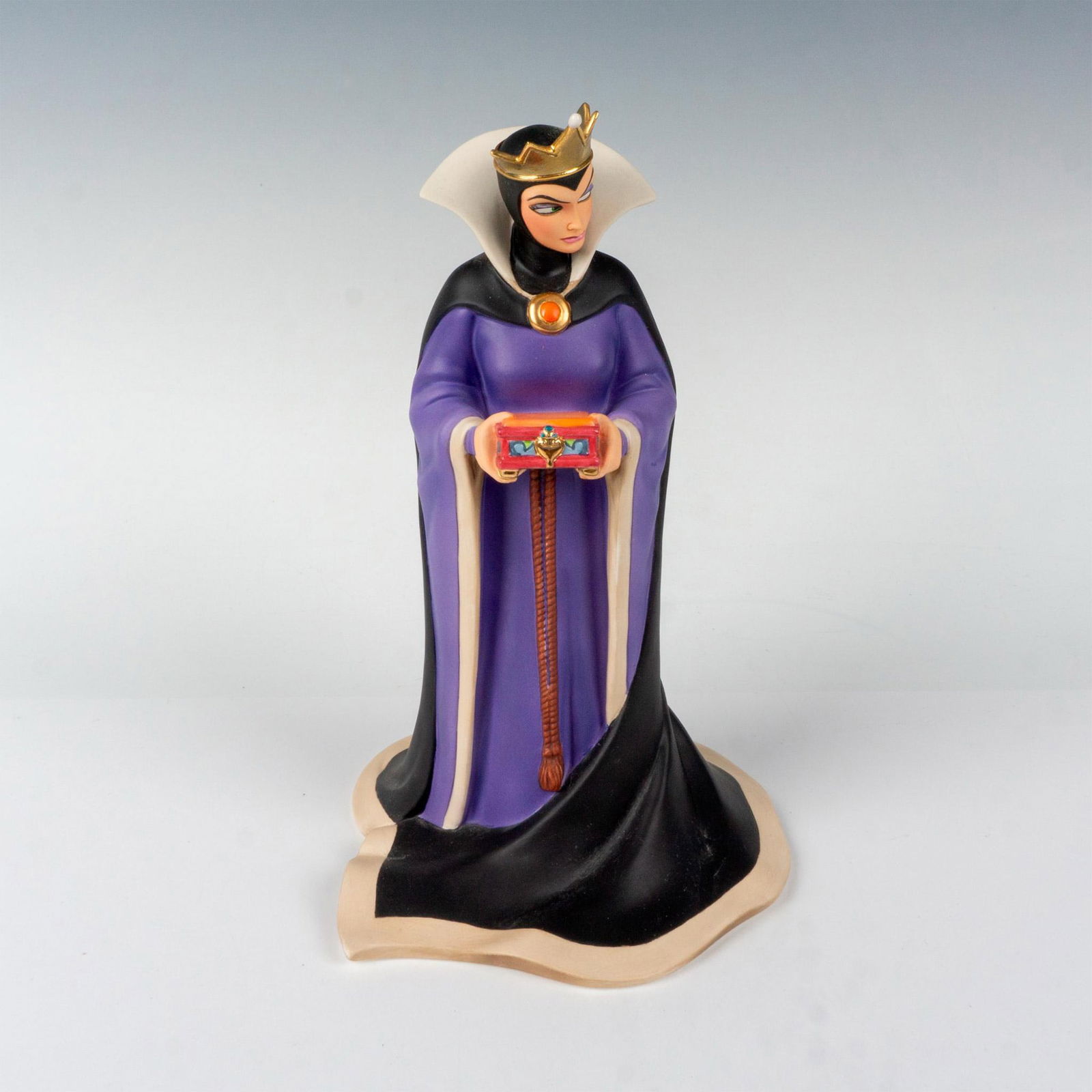 Walt Disney Classics Collection Figurine, Queen (1 of 4)