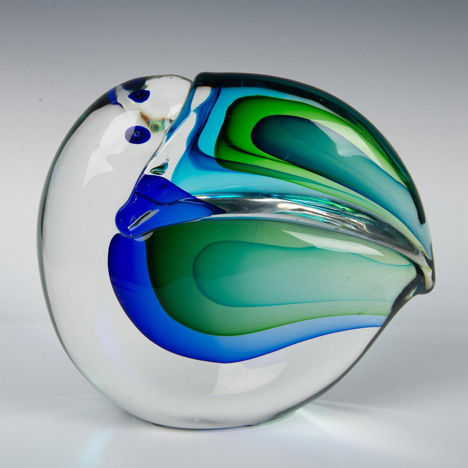 Murano Antonio da Ros Glass Sculpture, Cenedese Toucan: Large toucan sculpture using the sommerso glass technique made from multiple layers of colored glass for Vetreria Artistica Cenedese, 1960s. Controlled air bubbles in the eyes. Artist: Antonio da Ros