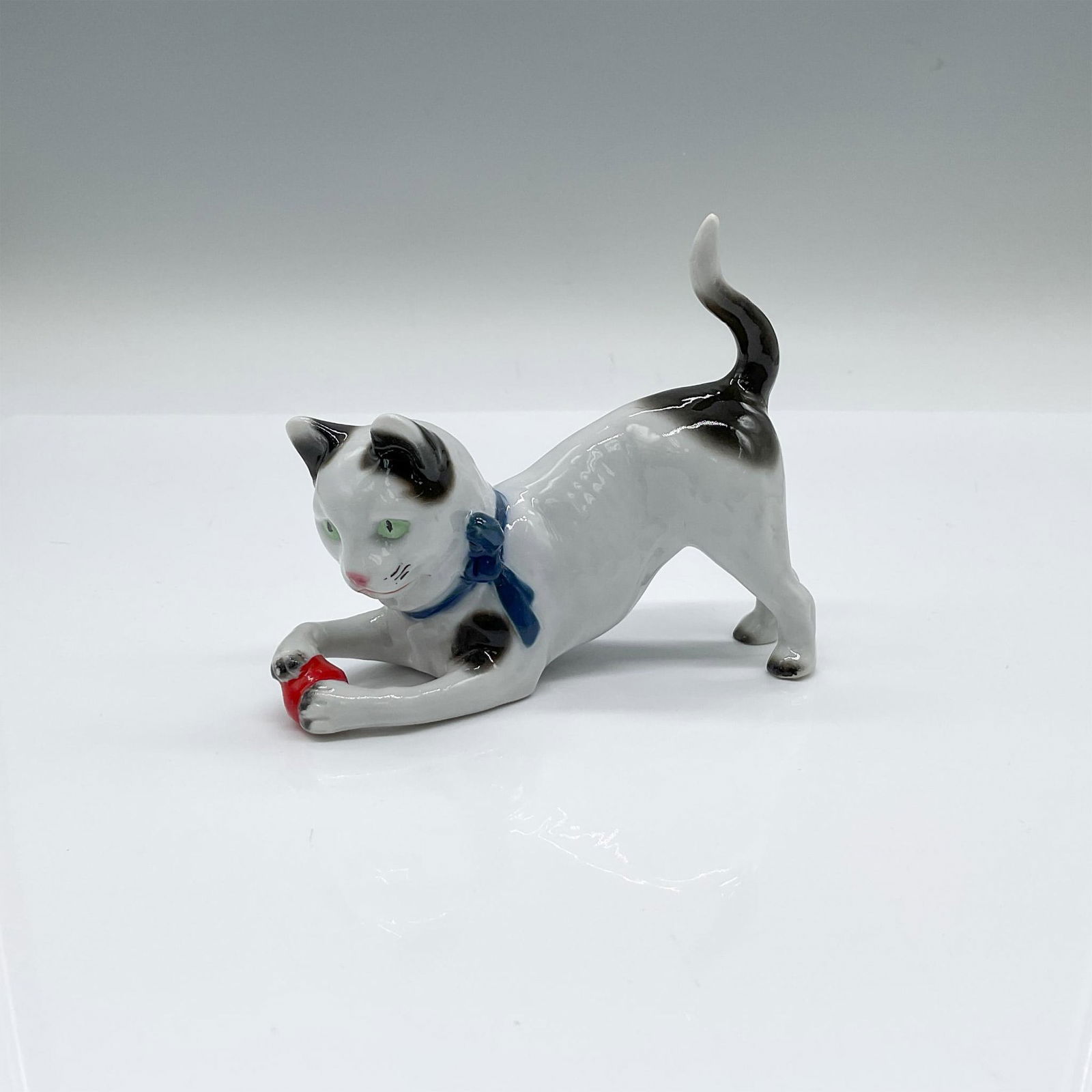 Sitzendorf Porcelain Cat Figurine (1 of 3)