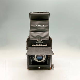 Vintage Graflex Super D Camera: The Super D 3-1/4 x 4-1/4 film camera was aimed to attract professional photographers who needed reflex viewing. This camera features an instant action revolving back, built-in flash synchronization,