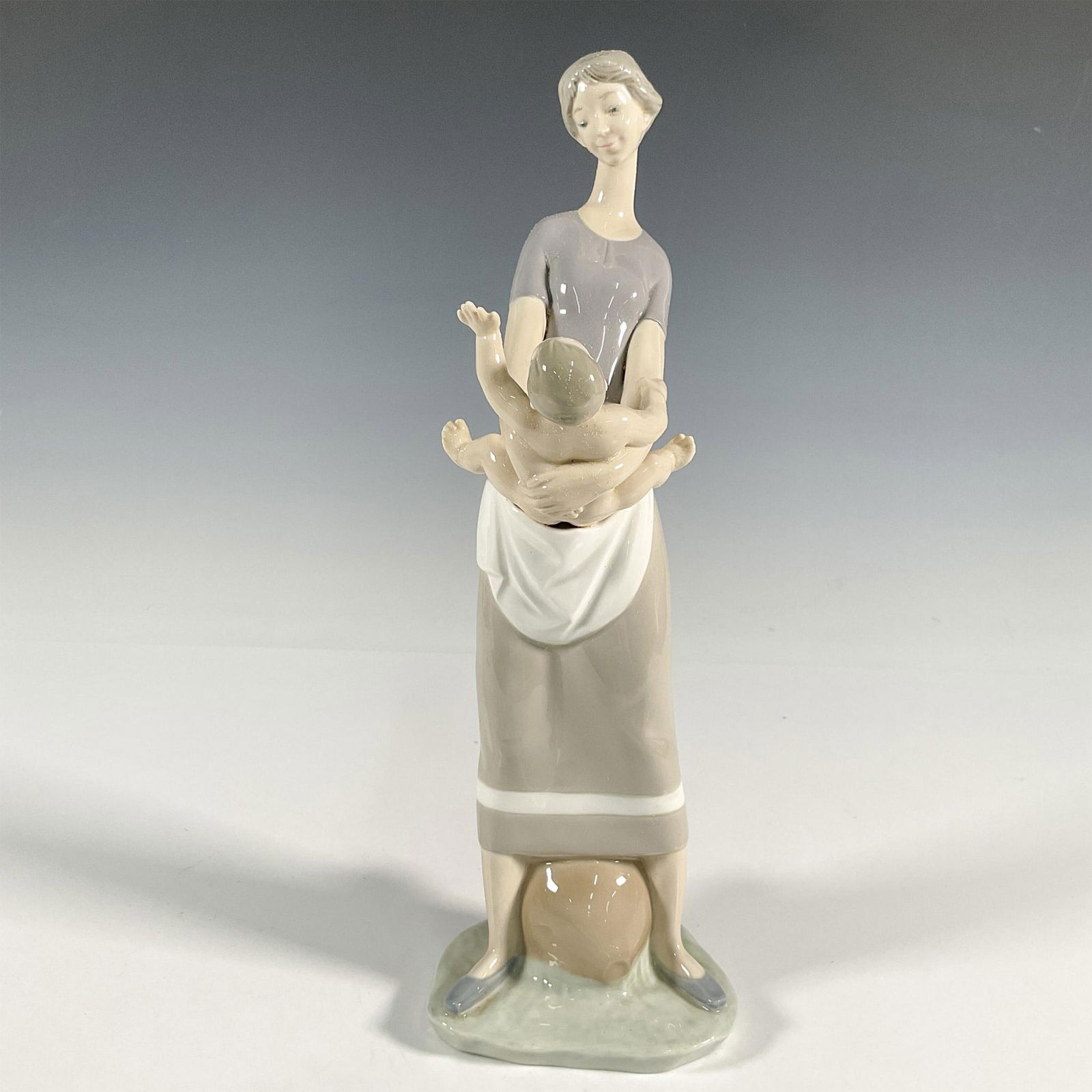 Mother and Child 1004575 - Lladro Porcelain Figurine (1 of 4)