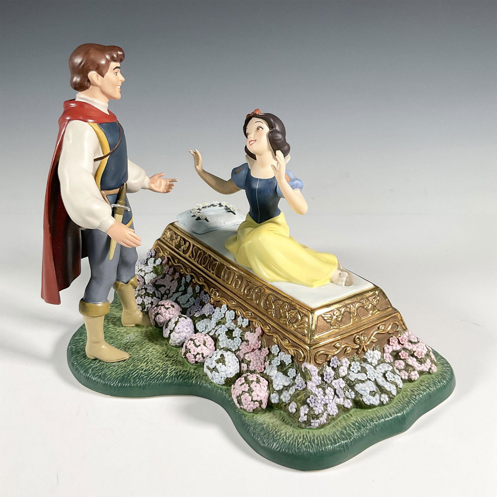 Walt Disney Classics Figural Grouping, Snow White & Prince Charming (1 of 5)