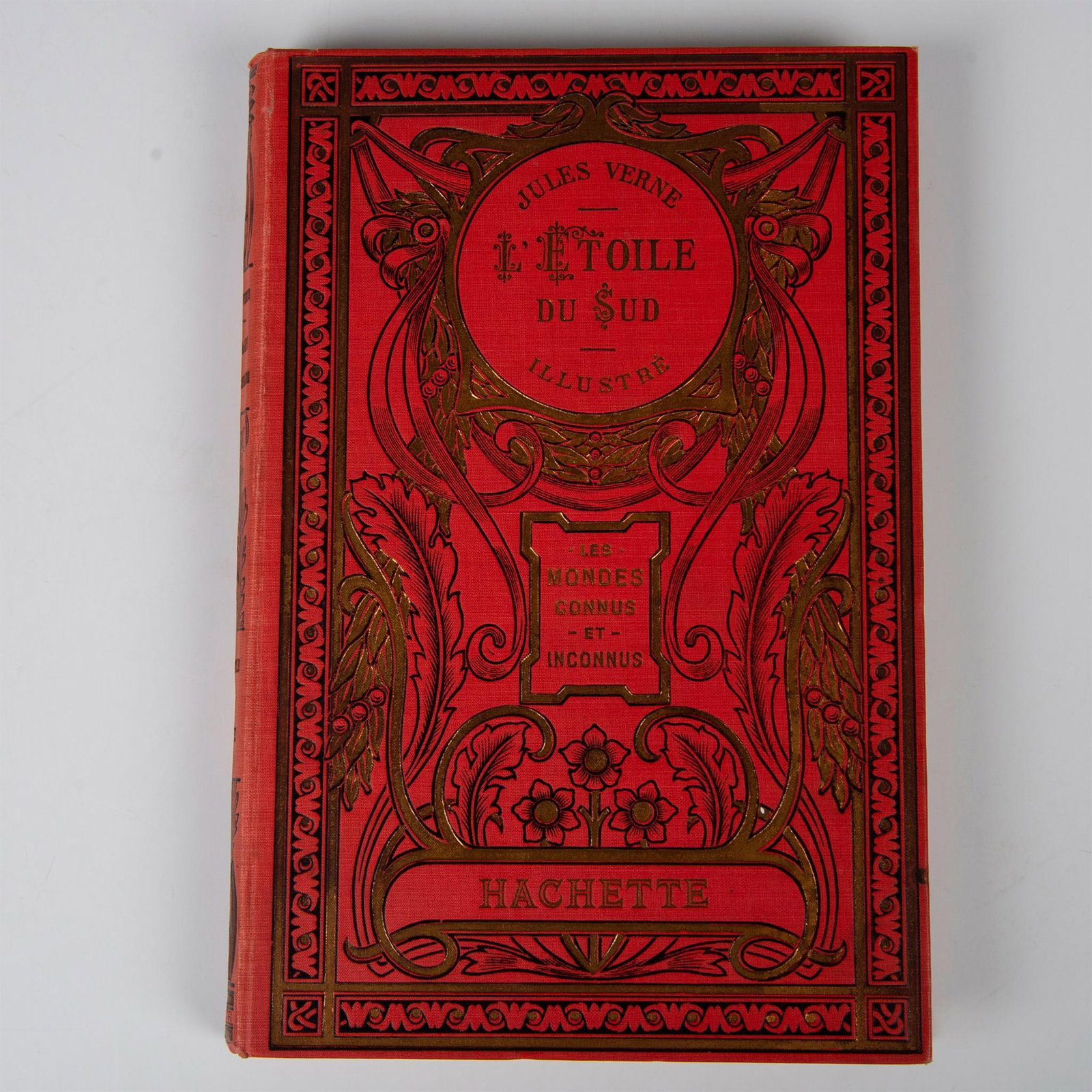 Jules Verne, L'Etoile du Sud, Hachette & Cie, Red Cover: Single volume from Les Mondes Connus et Inconnus published by edition house Hachette et Cie from Hetzel's Les Voyages Extraordinaires by Jules Verne. It includes the novel L'Etoile du Sud (The Vanishe