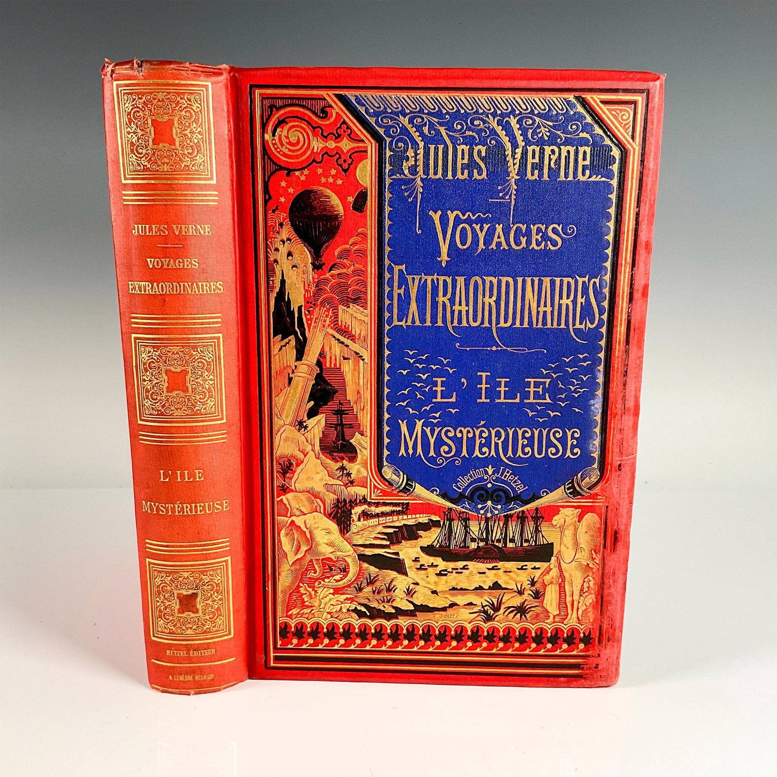Jules Verne, L'ile Mysterieuse, A La Banniere Blue: Beautiful volume of Hetzel's French edition A La Banniere (Bicolore au Ballon), type 5, from the Voyages Extraordinaires series by Jules Verne. It includes the novel L'Ile Mysterieuse (The Mysterious 