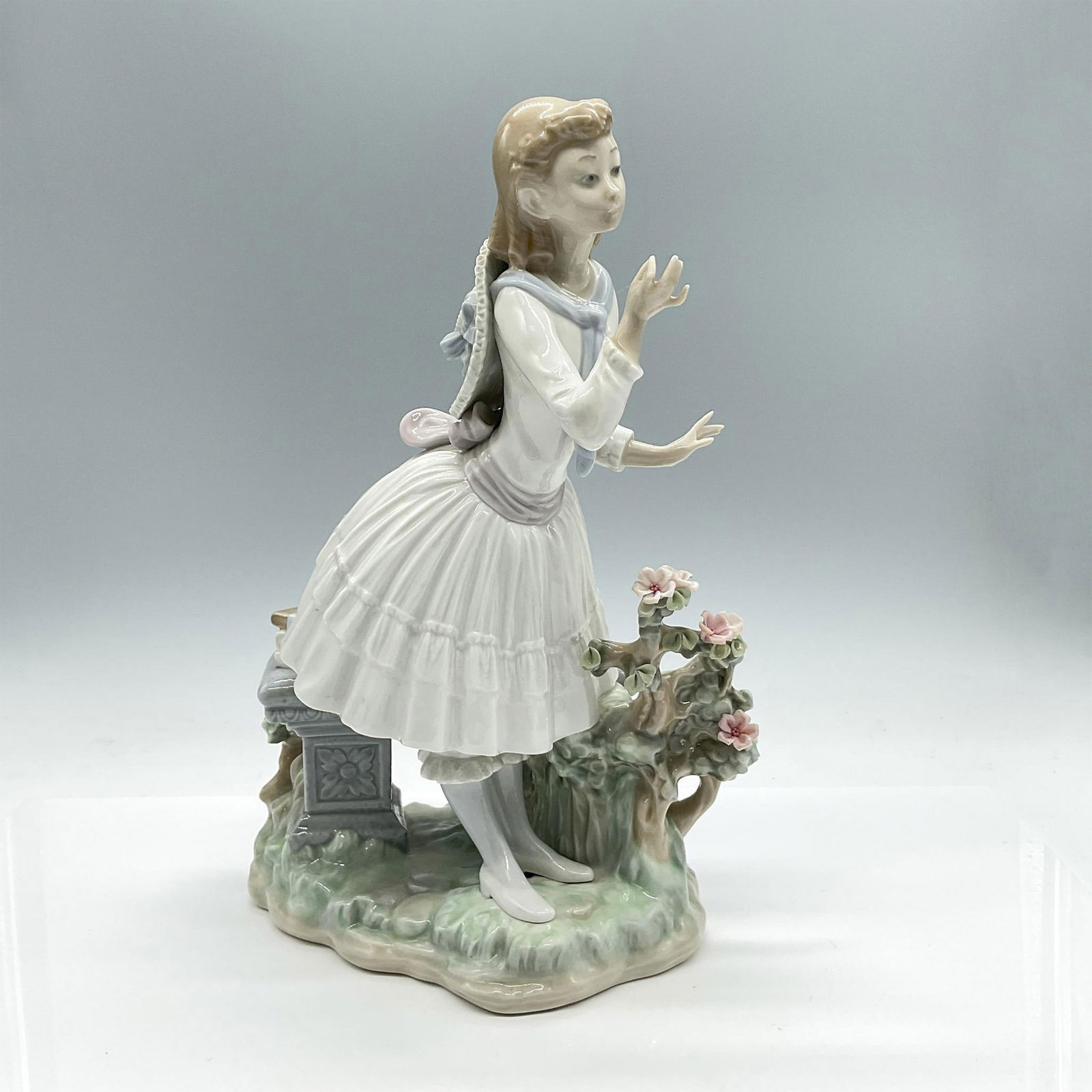 Lladro Porcelain Figurine, Exquisite Scent 1001313 (1 of 4)