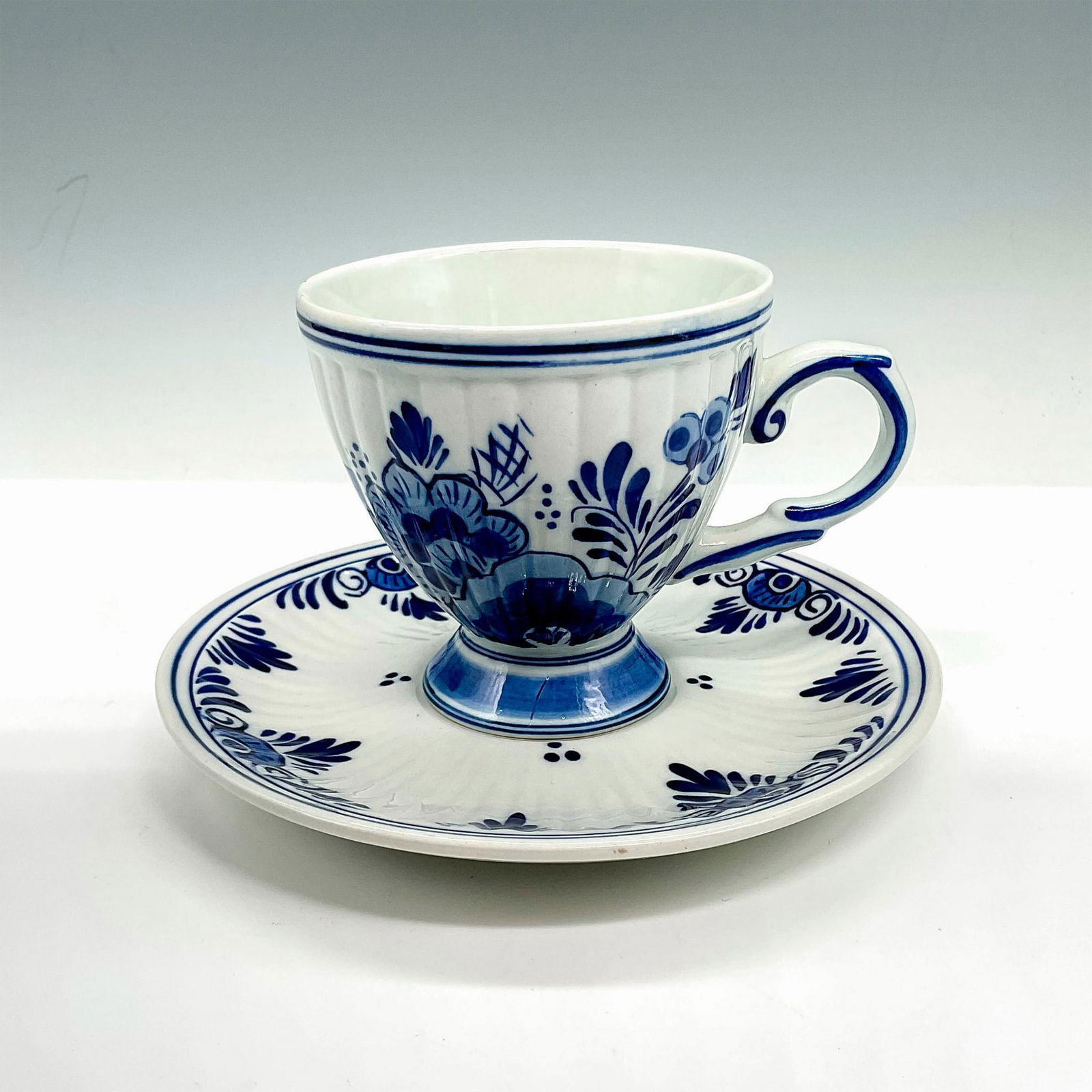 2pc Hand-Painted Delftsblauw Teacup and Saucer (1 of 4)