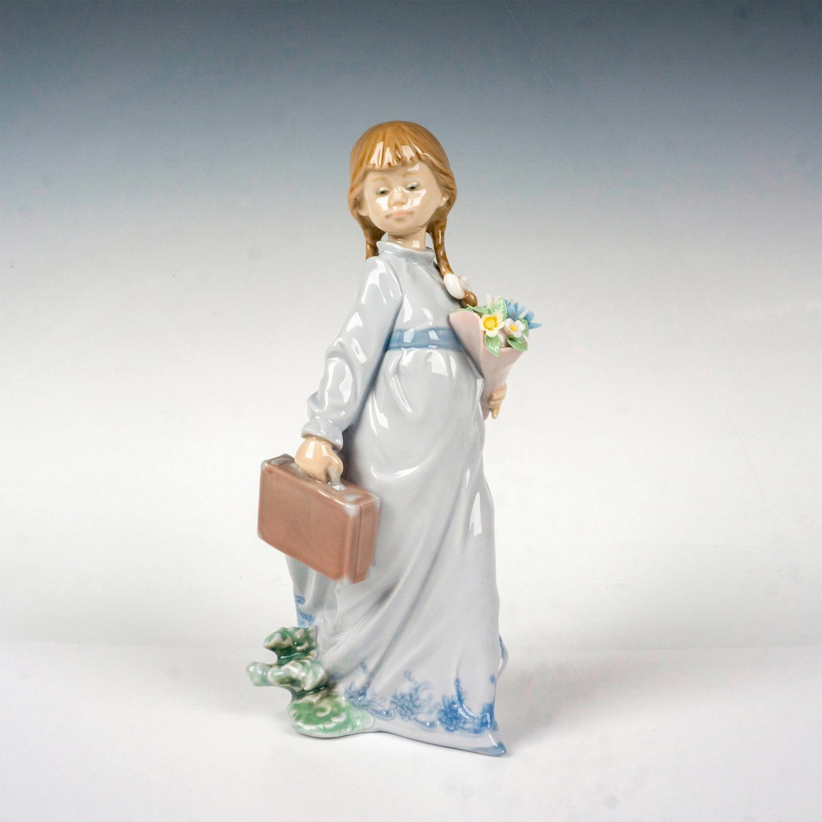 School Days 1007604 - Lladro Porcelain Figurine: Glossy finish; Lladro backstamp. Collectors society 1988. Includes original box: 12.5"L x 7.5"W x 6"H. Artist: Antonio Ramos Issued: 1988 - 1988 Dimensions: 8.25"H Manufacturer: Lladro Country of Orig