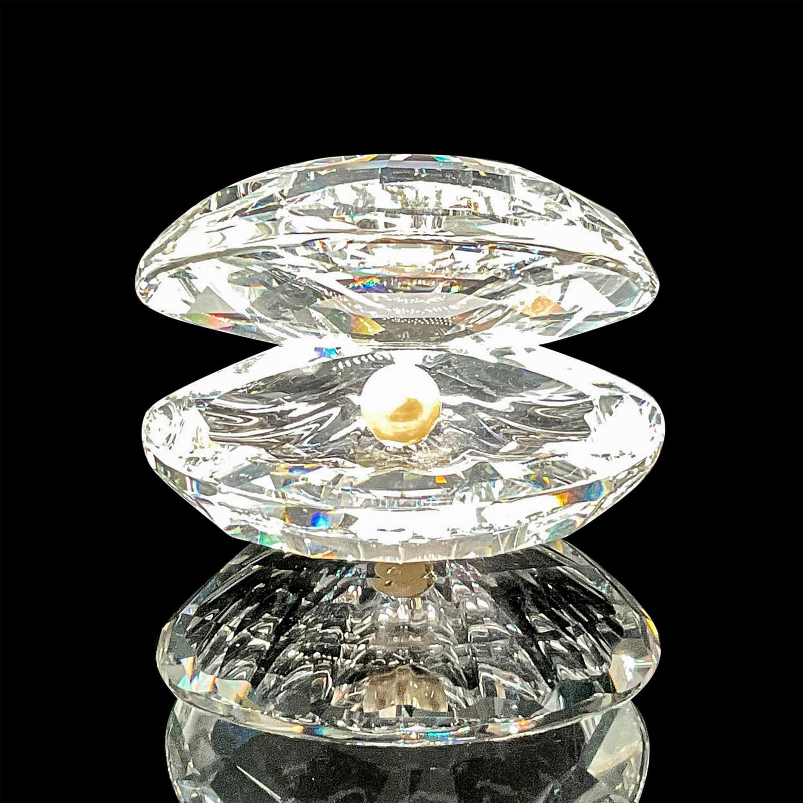 Swarovski Silver Crystal Figurine, Clam with Pearl: Clear faceted crystal open with simulated pearl. Swarovski backstamp. 7624 000 055. This item has its original box: 4"H x 5"dia. Certificate of Authenticity included. Issued: 20th century Dimensions: 