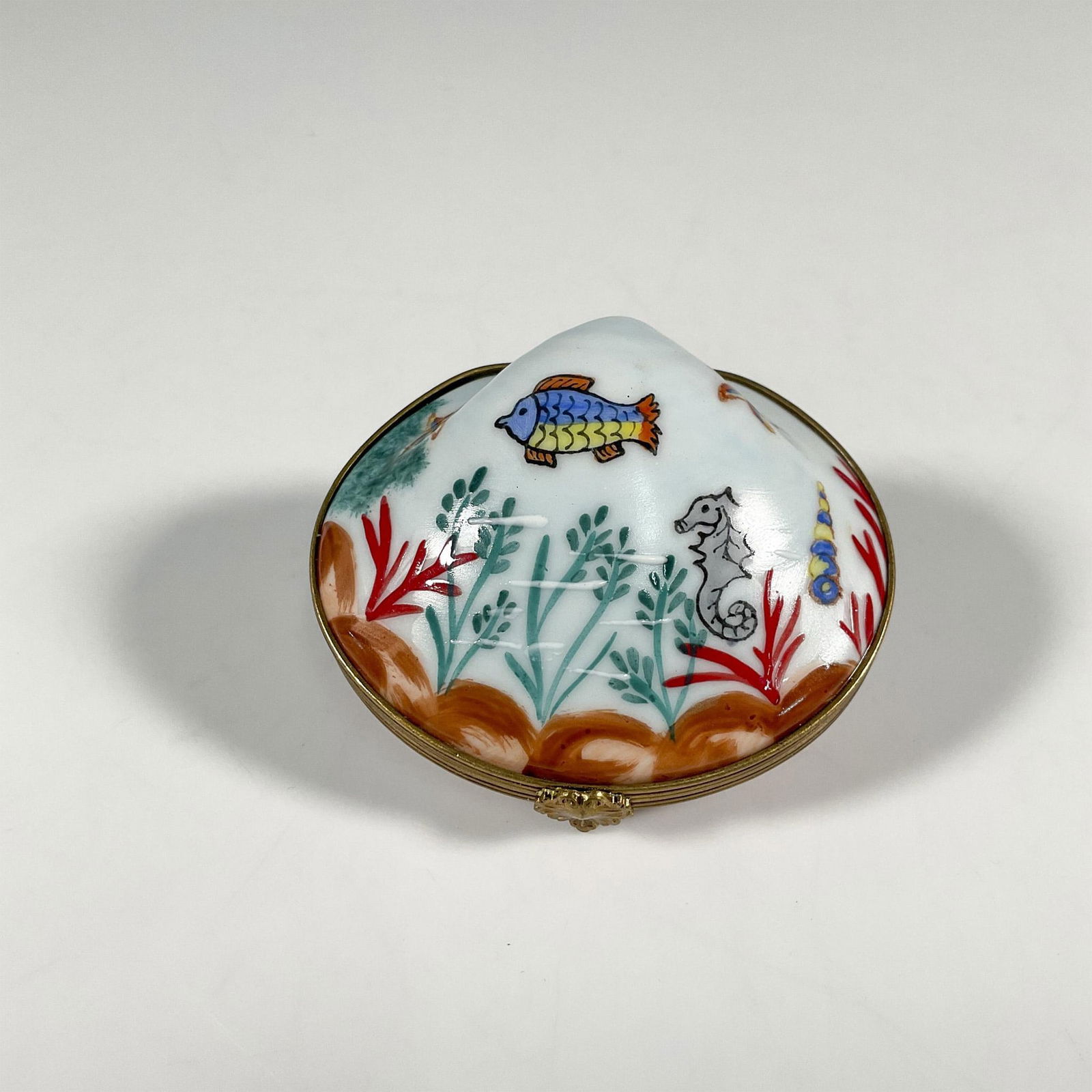 La Vie en Rose Limoges Hand Painted box, Shell (1 of 3)