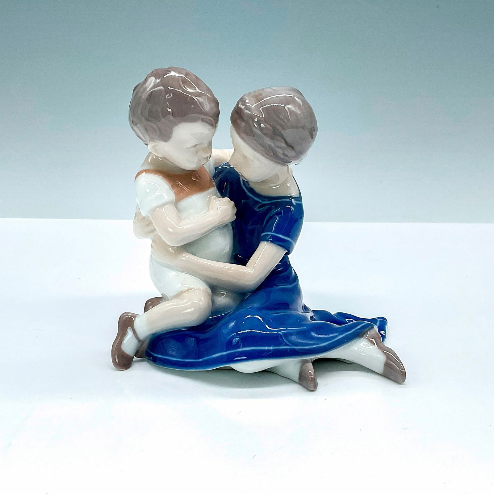 Bing & Grondahl Figurine, Children Embracing 1568 (1 of 3)