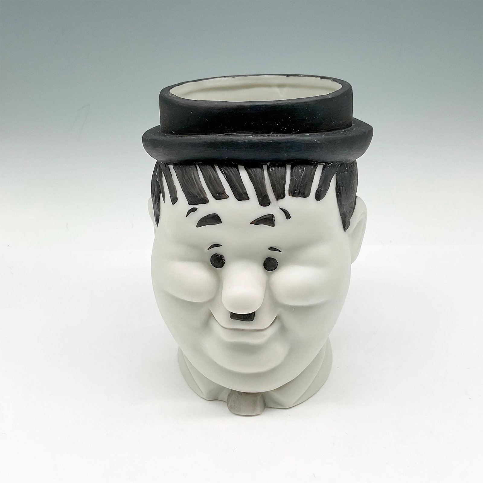 Oliver Hardy Great Entertainer Character Jug, Signed: White bisque jug with black matte hat, hair and facial features of Hardy's likeness. Signed by Oliver Hardy. Limited edition 2190 of 9500. Larry Harmon Pictures backstamp. Issued: 1989 Dimensions: 4.2